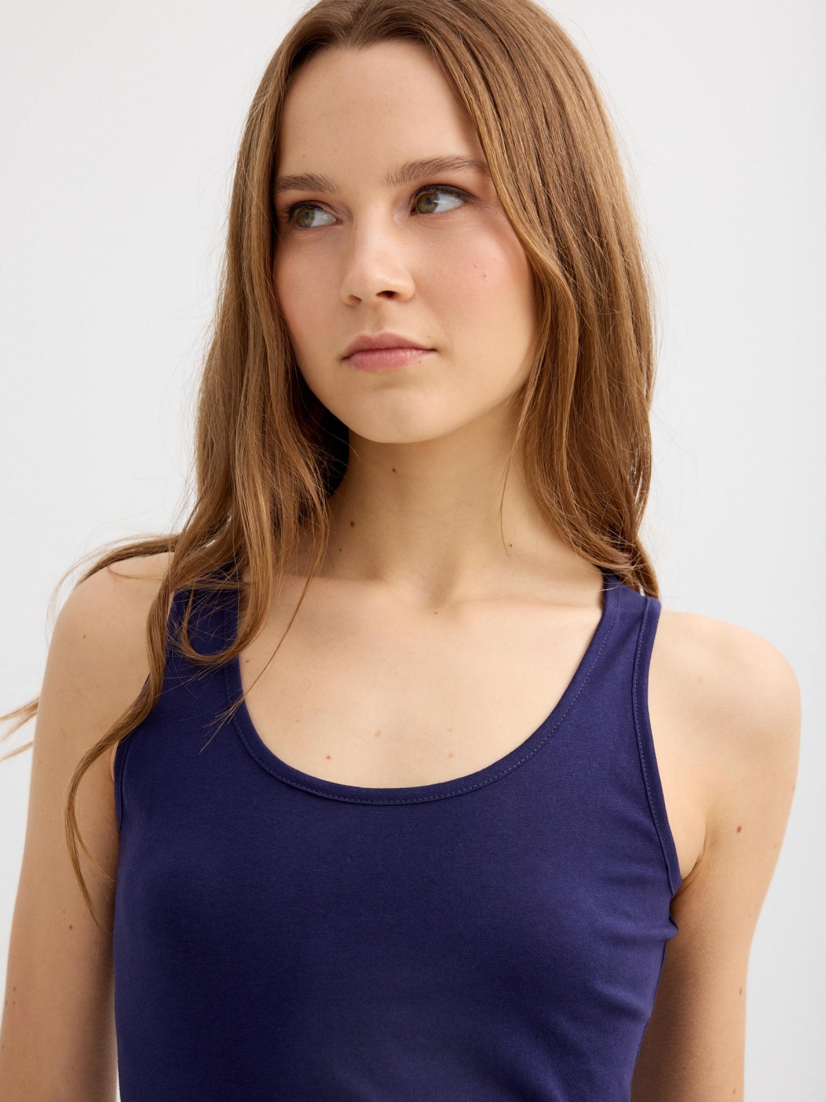 Basic sleeveless shirt navy detail view
