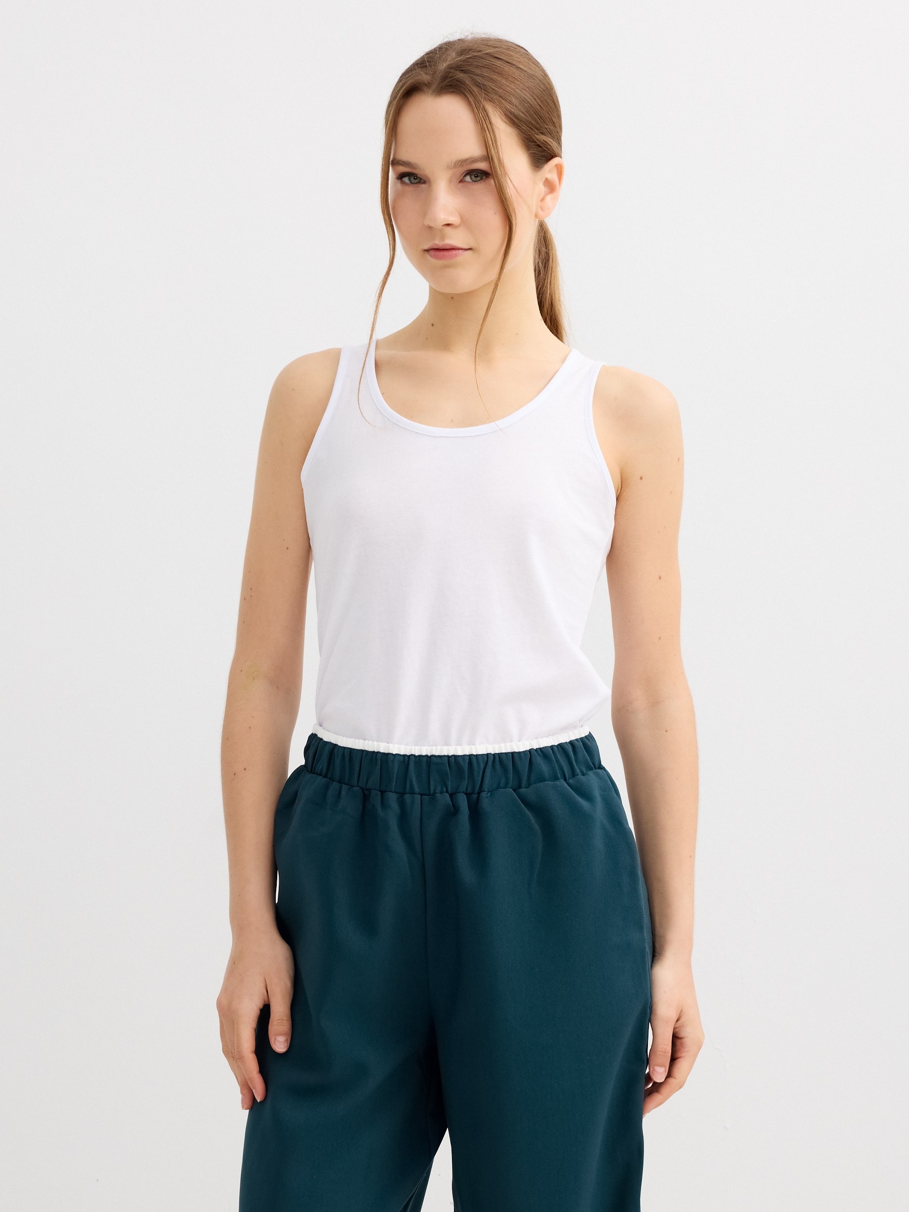 Camiseta básica sin mangas blanco vista media frontal