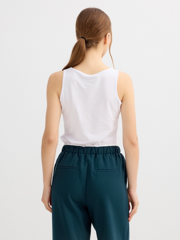 Camiseta básica sem mangas branco vista meia traseira