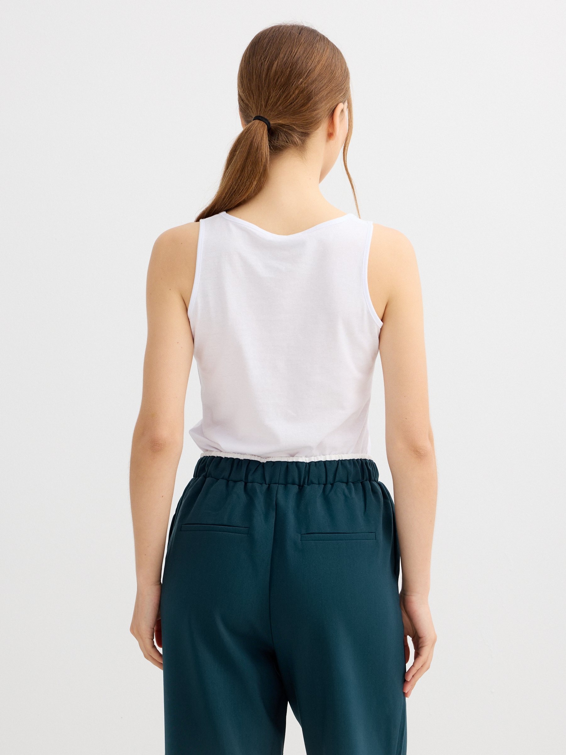 Camiseta básica sin mangas blanco vista media frontal