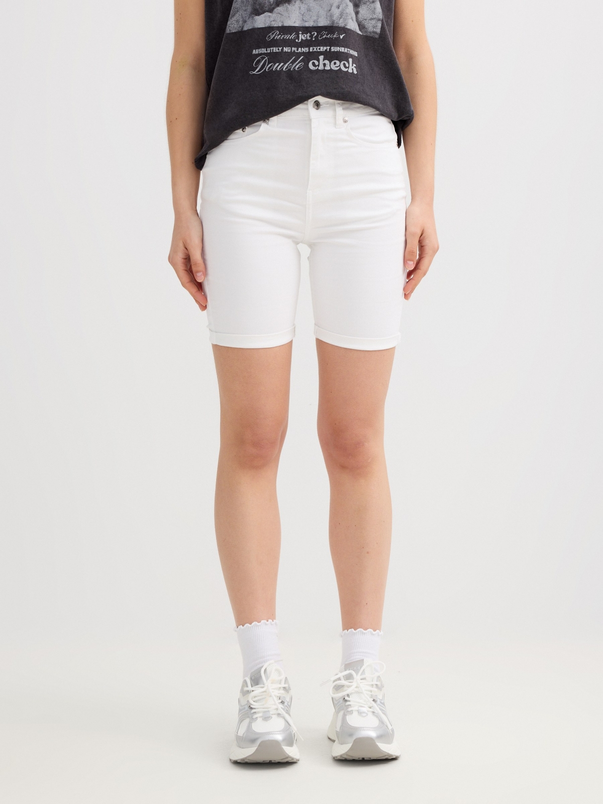 Bermuda slim tiro alto blanco vista media trasera