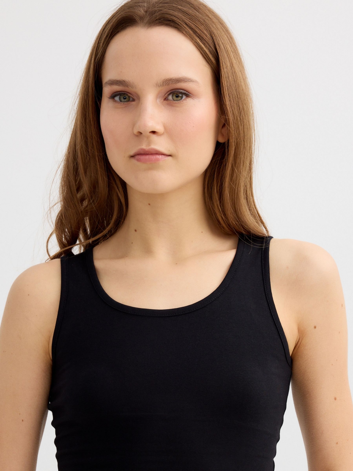 Basic sleeveless top black detail view