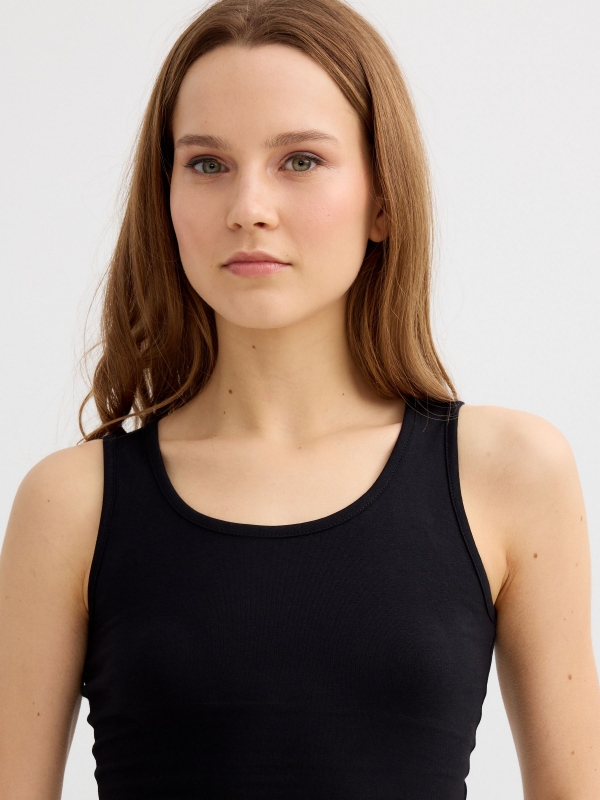 Top básico de tirantes negro vista detalle