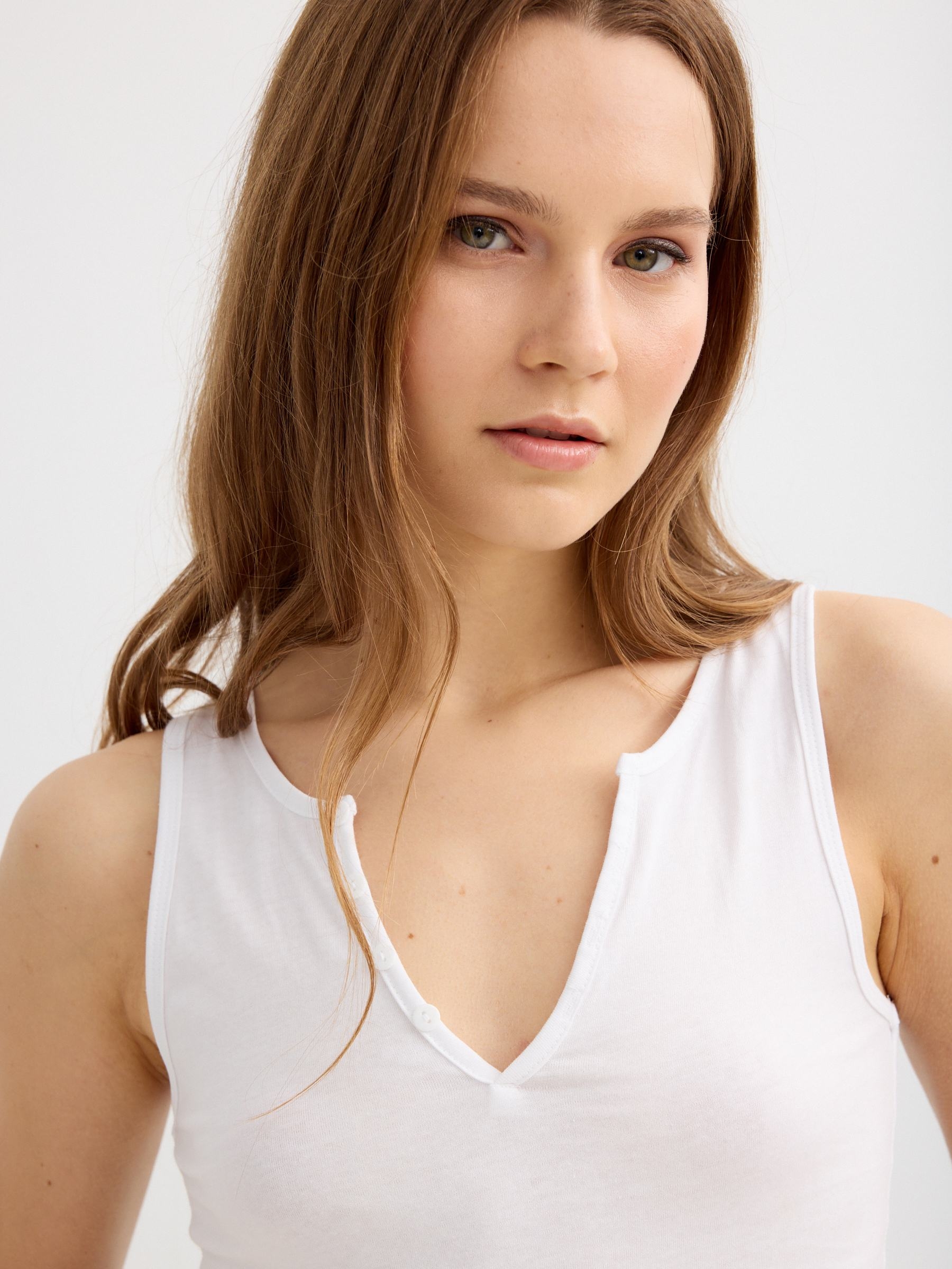 Camiseta sin mangas con botones