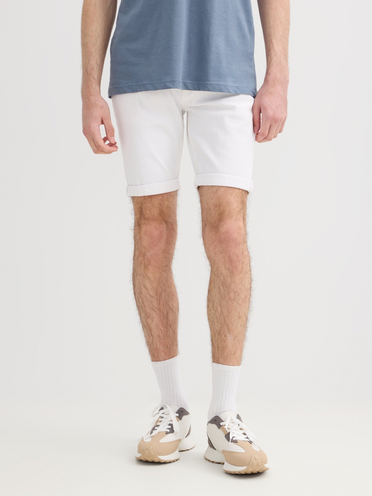 Bermuda denim slim fit blanco vista media trasera