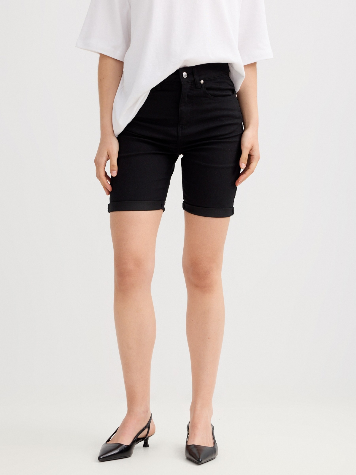 Bermuda slim cintura alta preto vista meia traseira