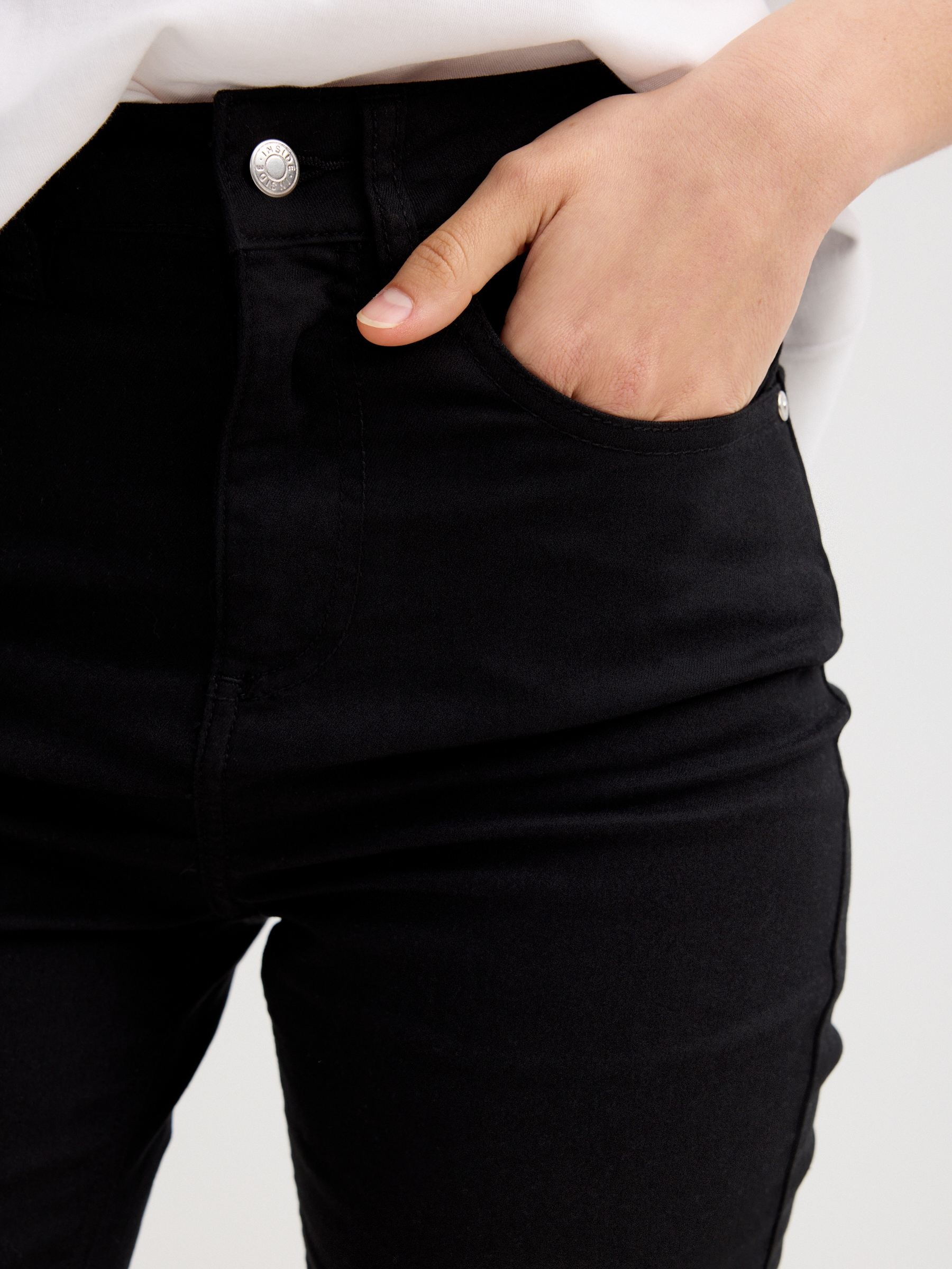 Bermuda slim tiro alto negro vista media frontal