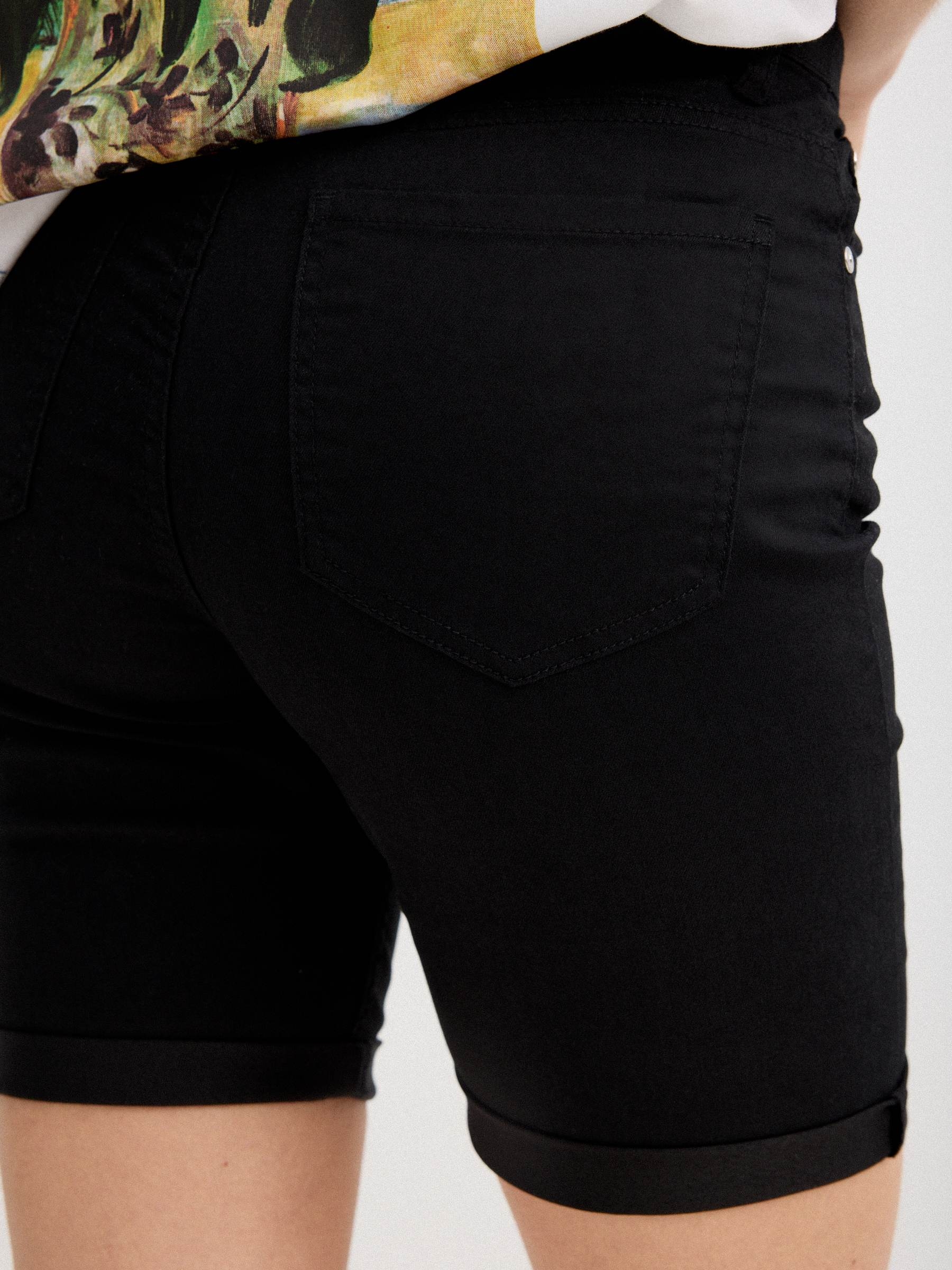 High-waisted slim Bermuda black middle front view