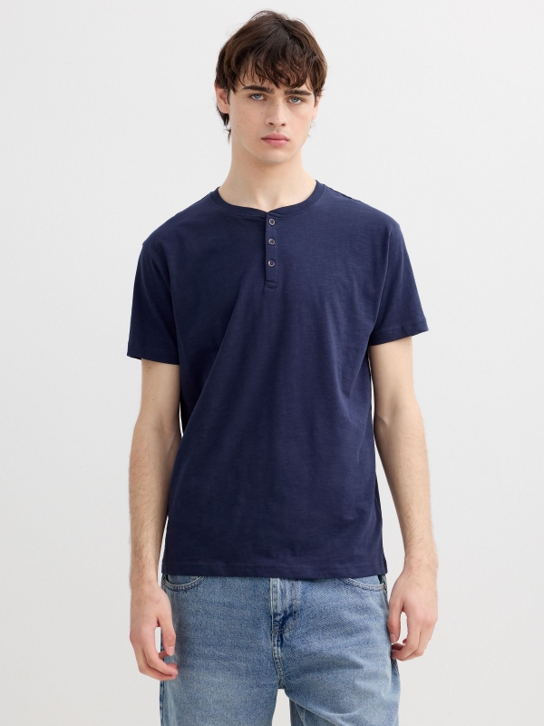 Camiseta flamé cuello panadero azul marino vista media frontal
