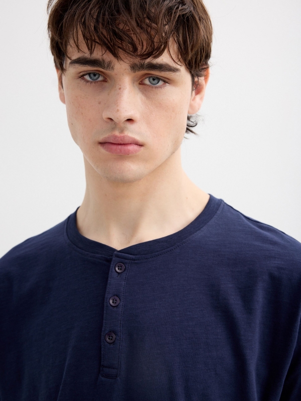 Camiseta flamê gola padre azul marinho vista detalhe