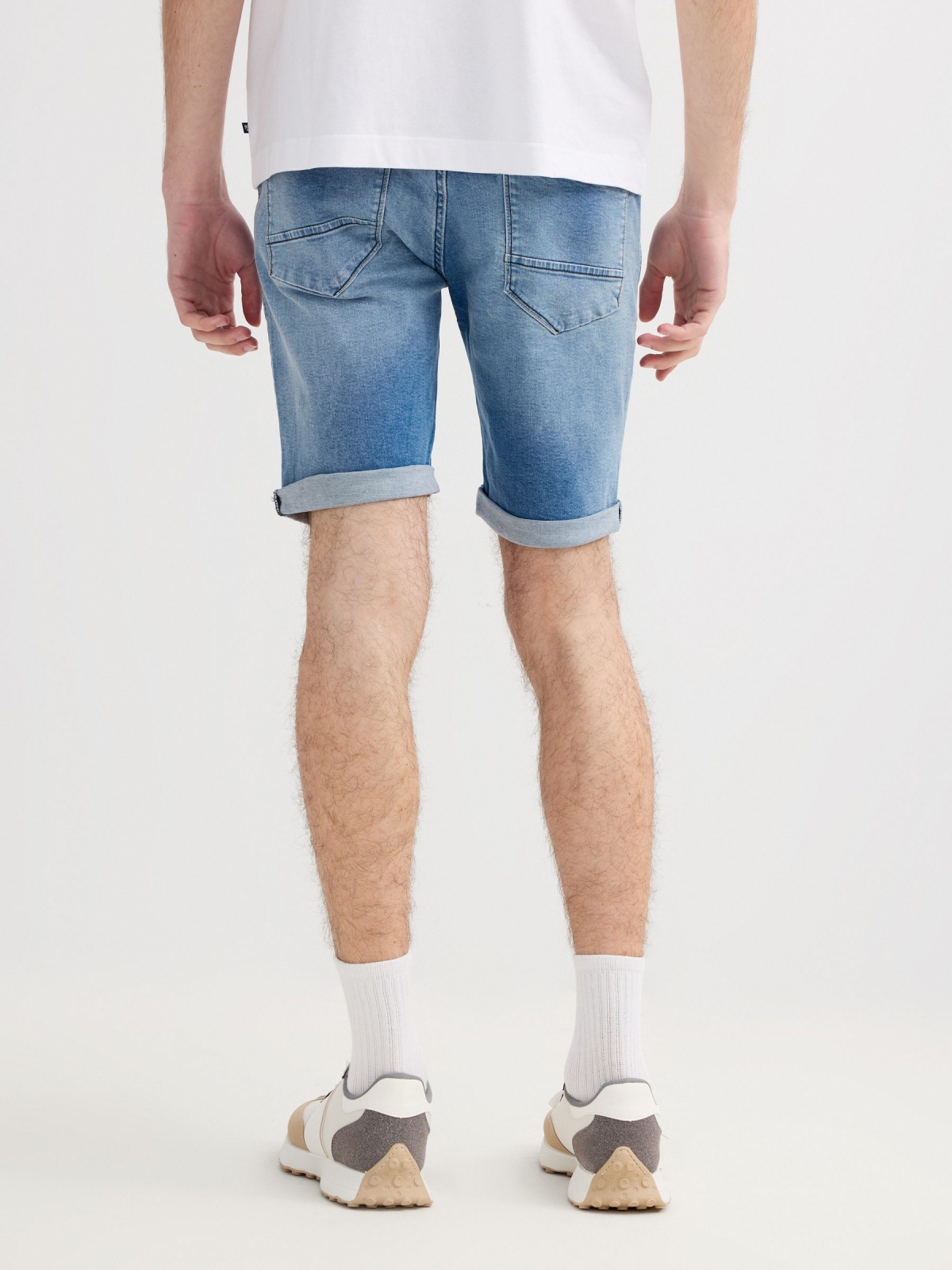 Bermuda jeans efeito lavado azul vista geral frontal