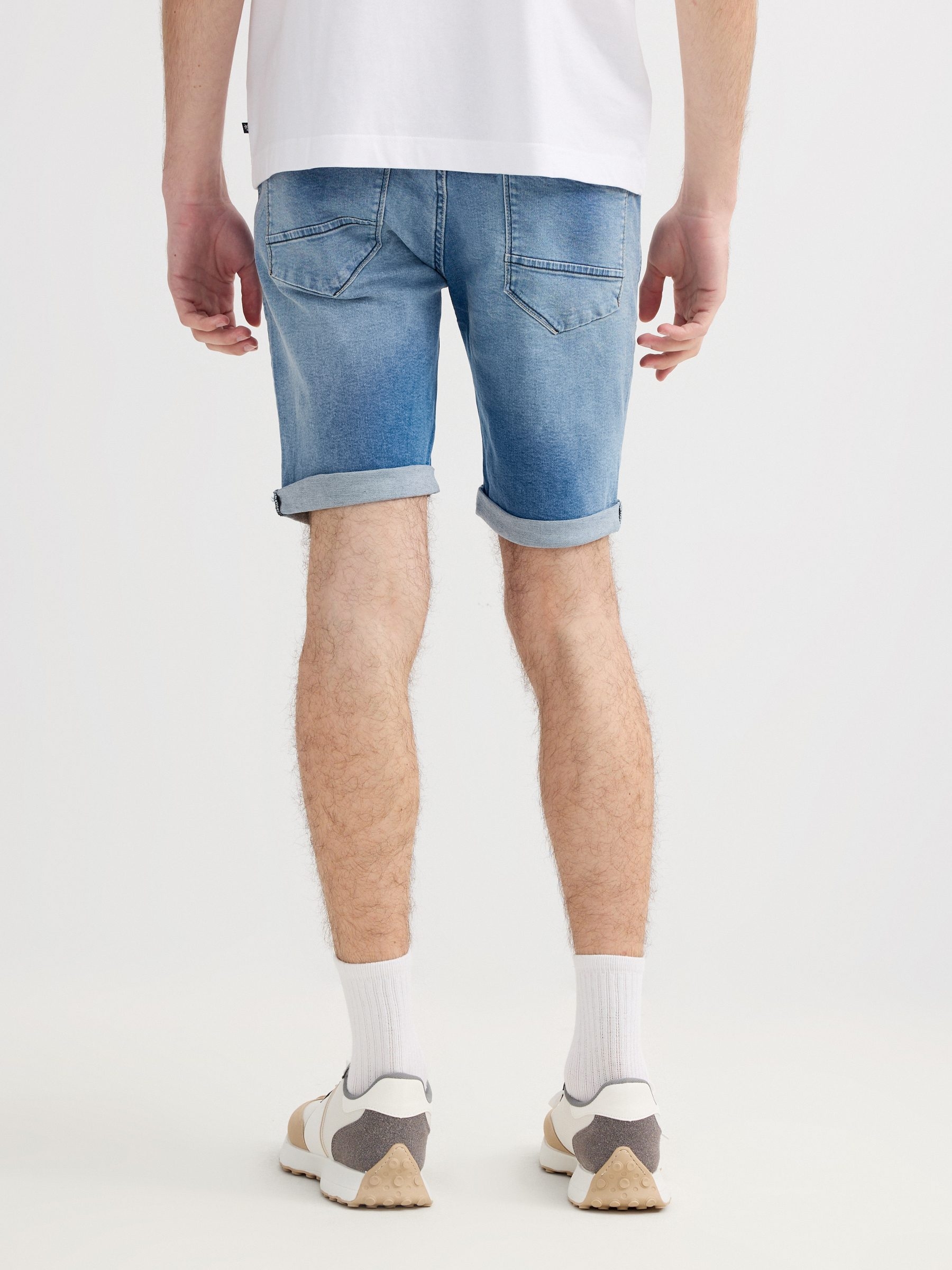 Bermuda jeans efeito lavado azul vista meia frontal