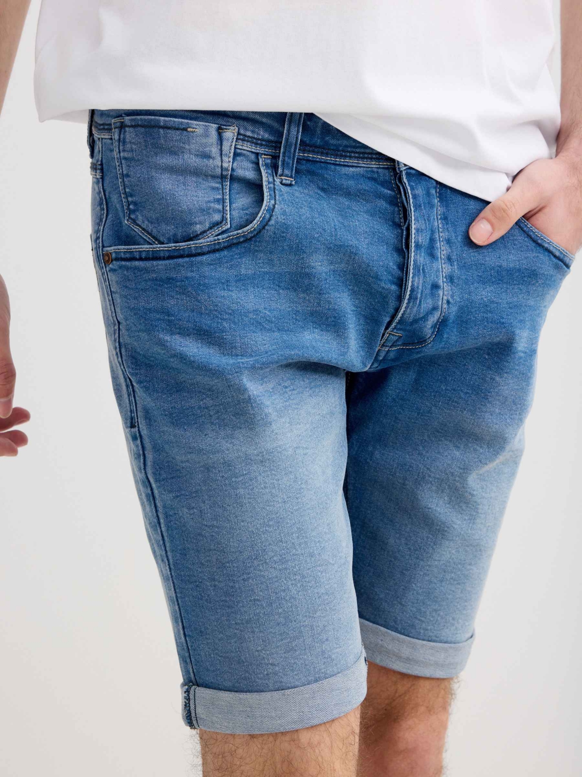 Bermuda jeans efeito lavado azul vista detalhe