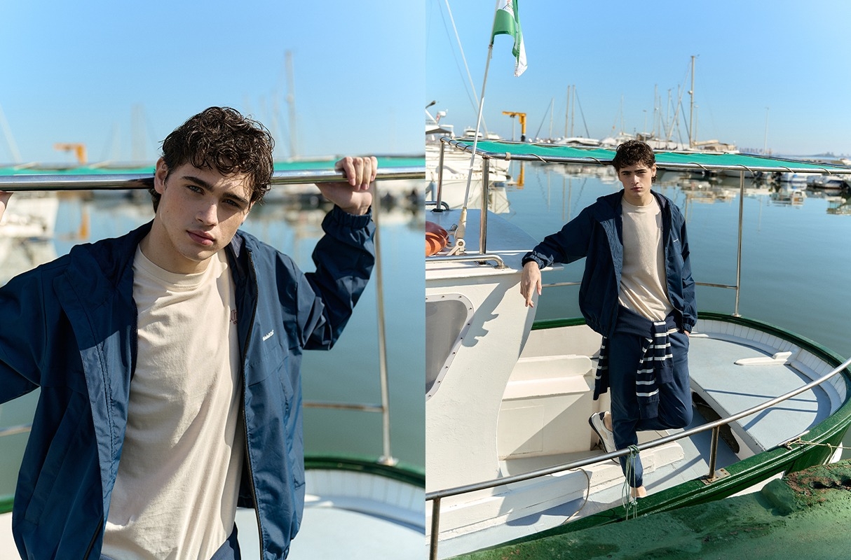 Cazadora ligera con capucha y cremallera azul petróleo vista media frontal