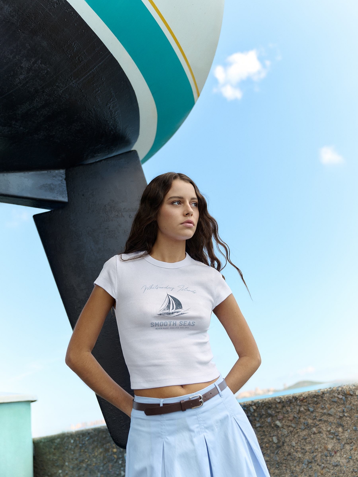 %New% Camiseta cropped rib estampado marinho branco