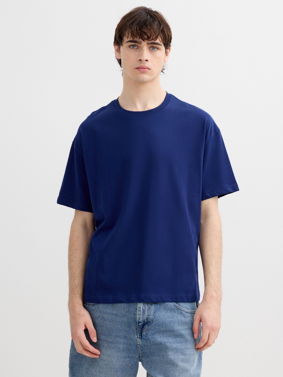 Camiseta lisa de cuello redondo azul vista media frontal