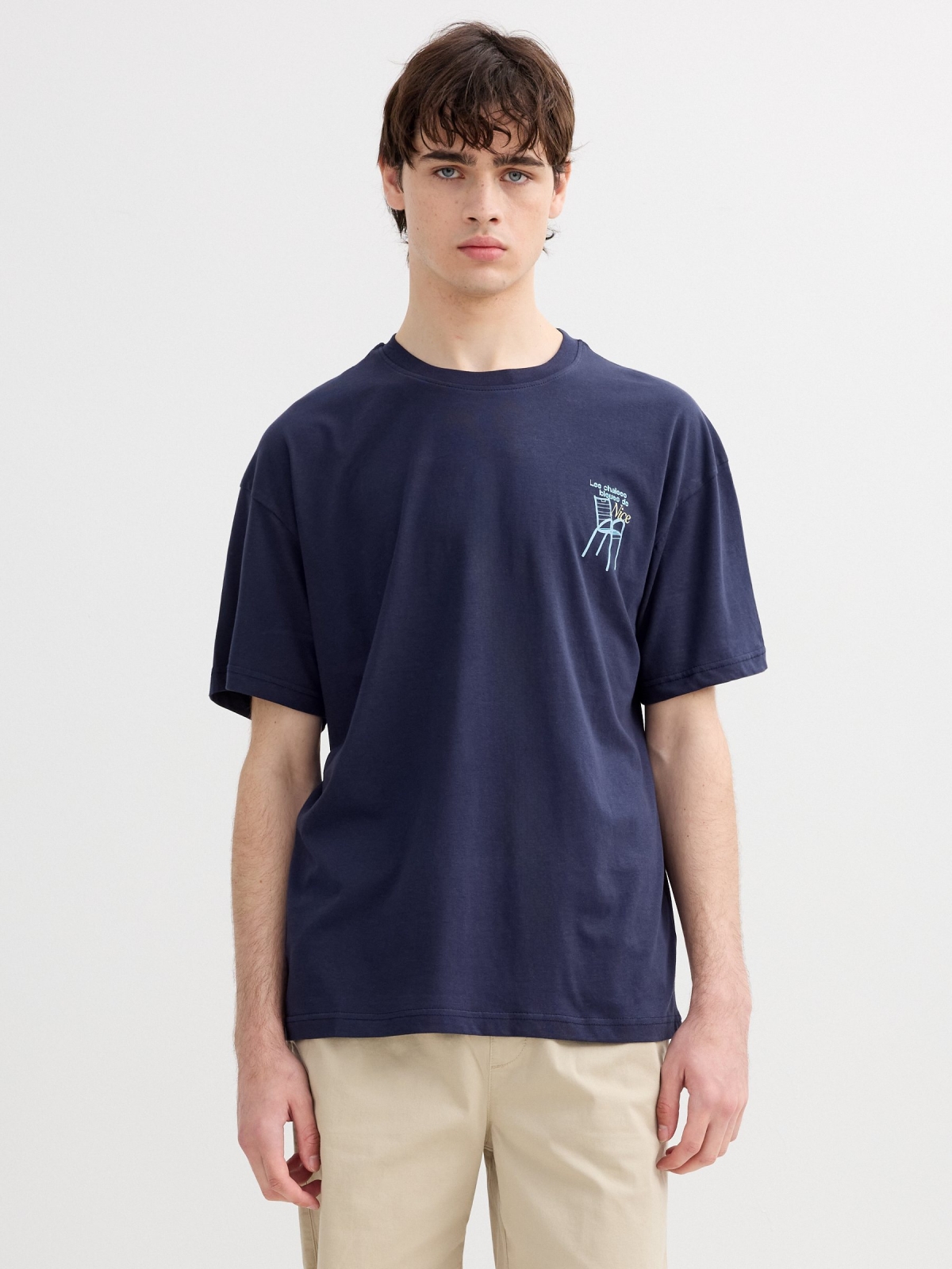 Camiseta manga corta silla azul marino vista media frontal