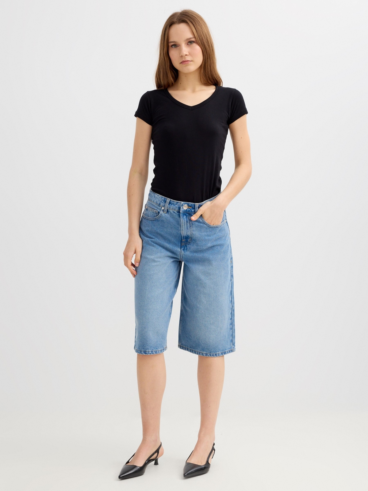 High-waisted denim bermuda shorts blue middle front view