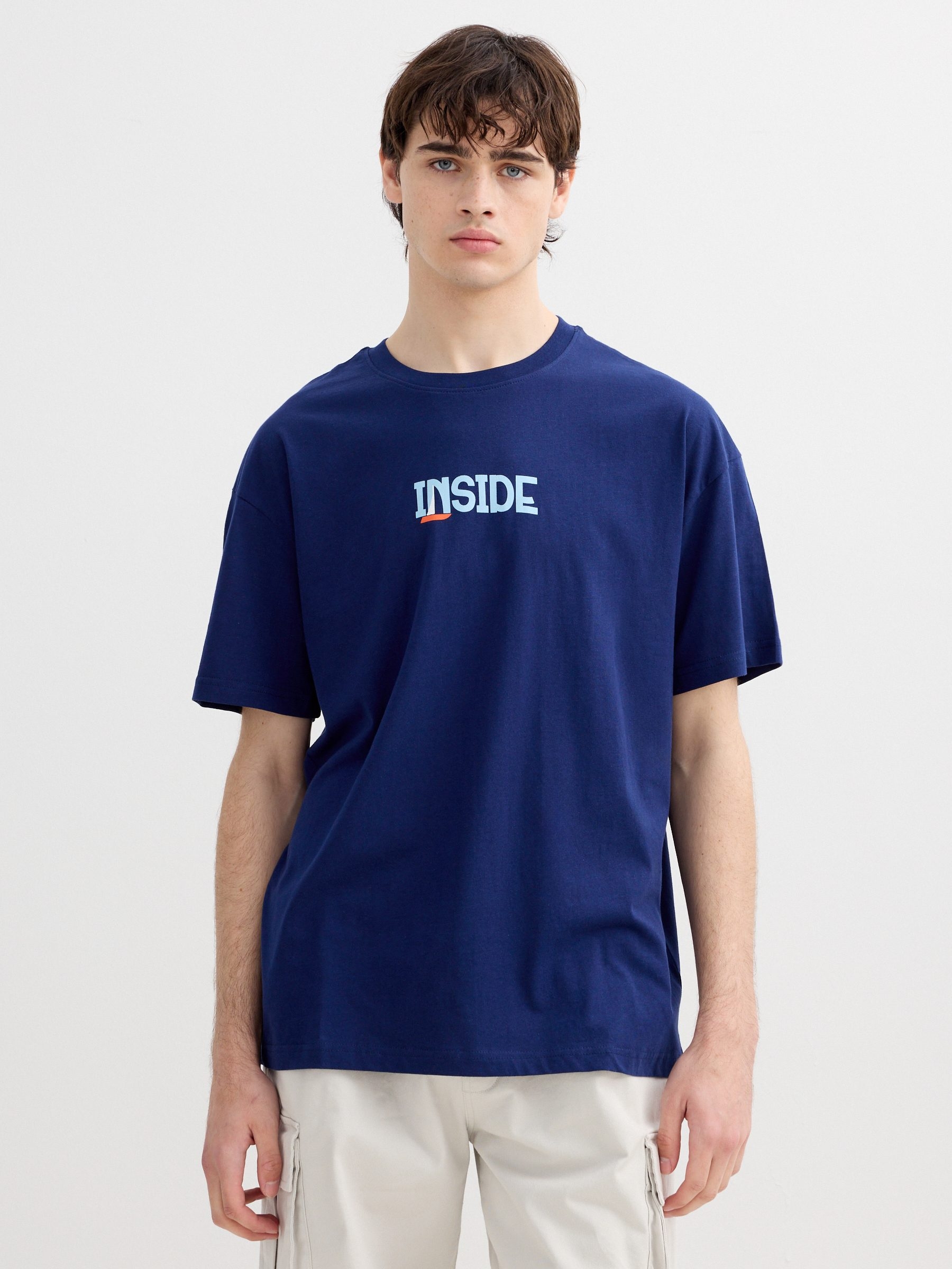 Camiseta estampada inside azul vista meia frontal