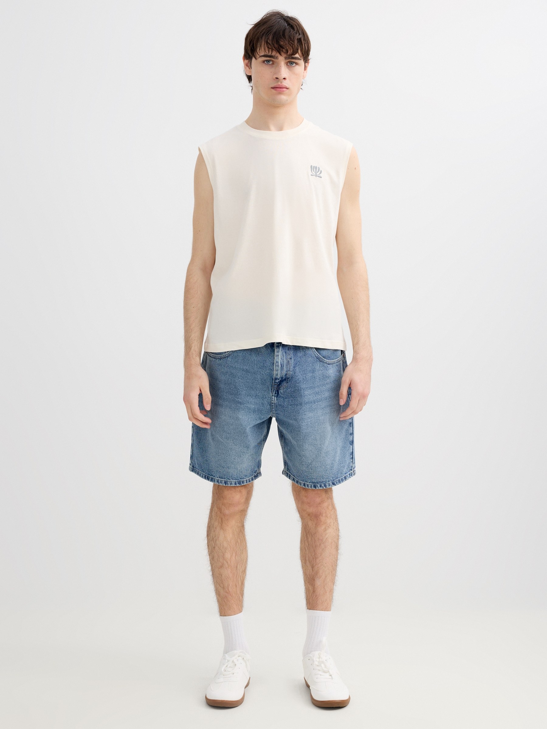 Bermuda jeans regular azul vista meia frontal