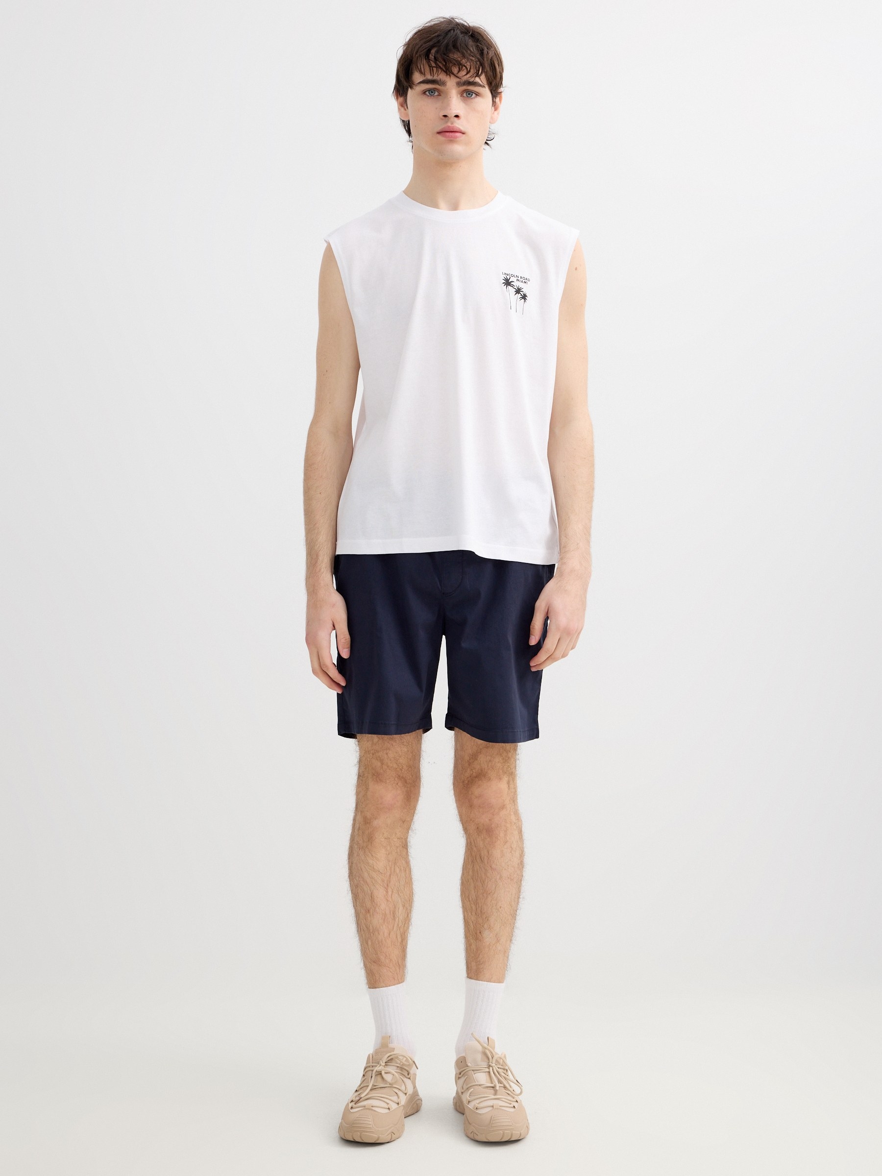 Bermuda jogger de gabardina azul marinho vista meia frontal