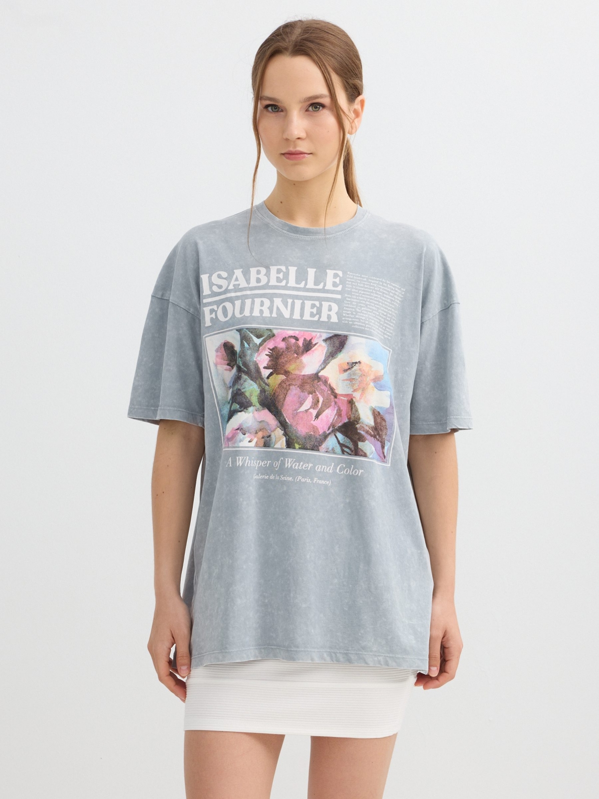 Camiseta oversize estampada arte cinza vista meia frontal