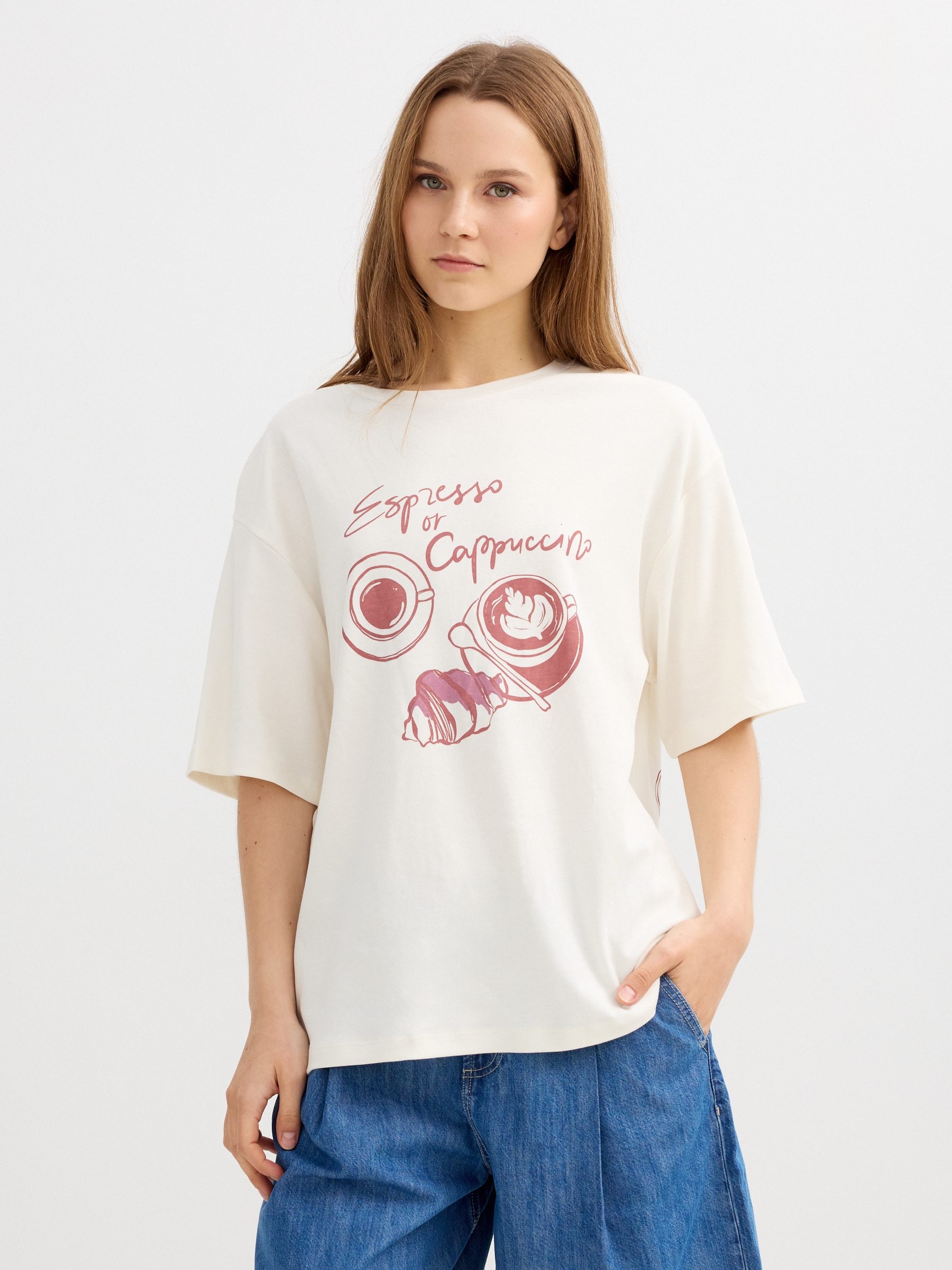 Camiseta oversize cappuccino off white vista meia frontal