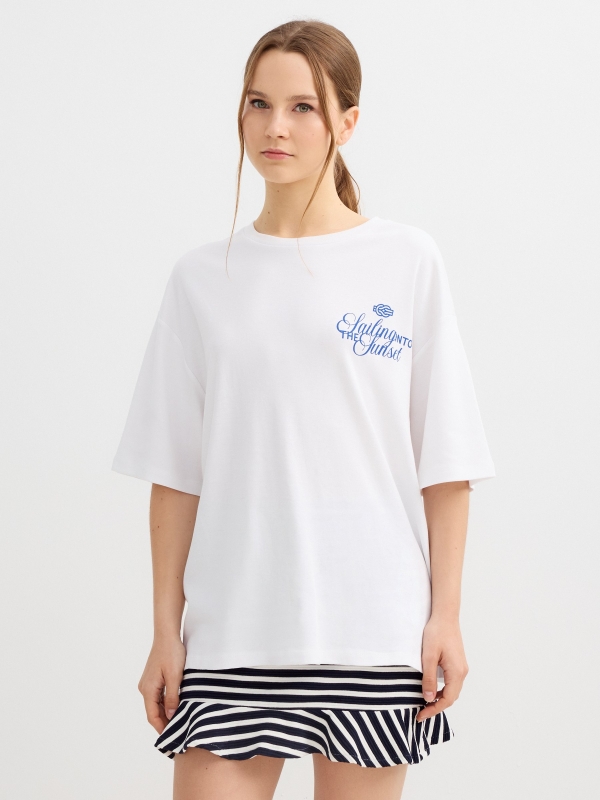 Camiseta marinho oversized branco vista meia frontal