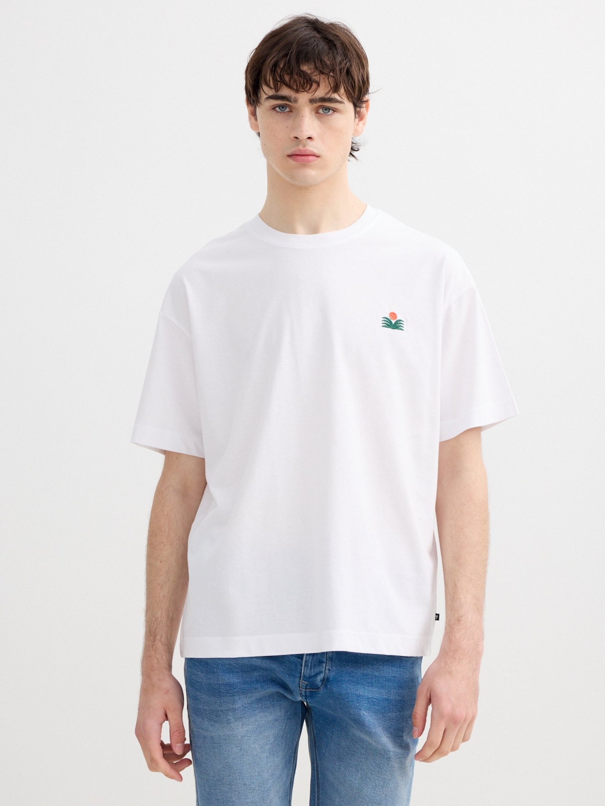 Camiseta single jersey mini bordado blanco vista media frontal