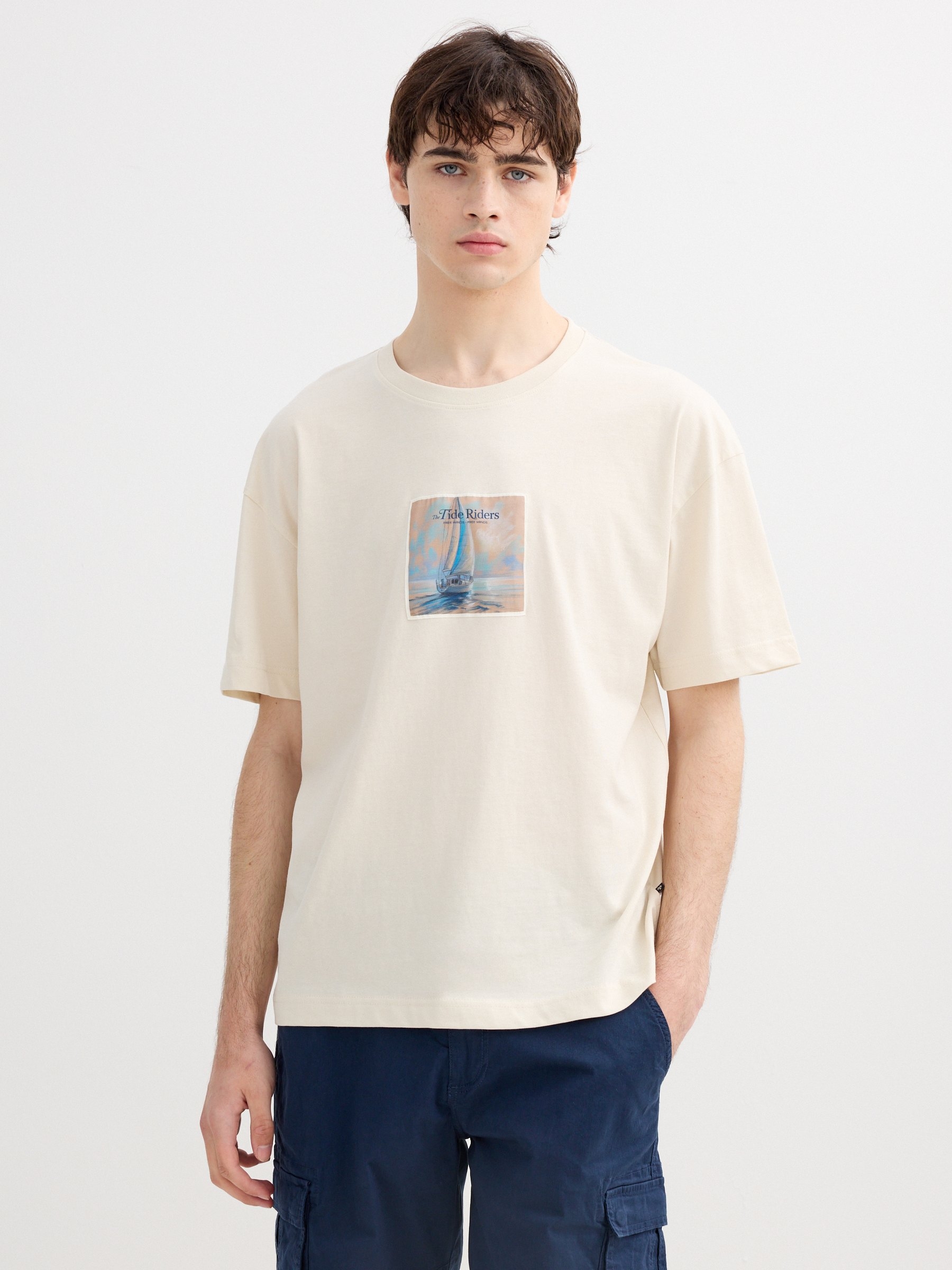 Camiseta com estampa náutica crua vista meia frontal