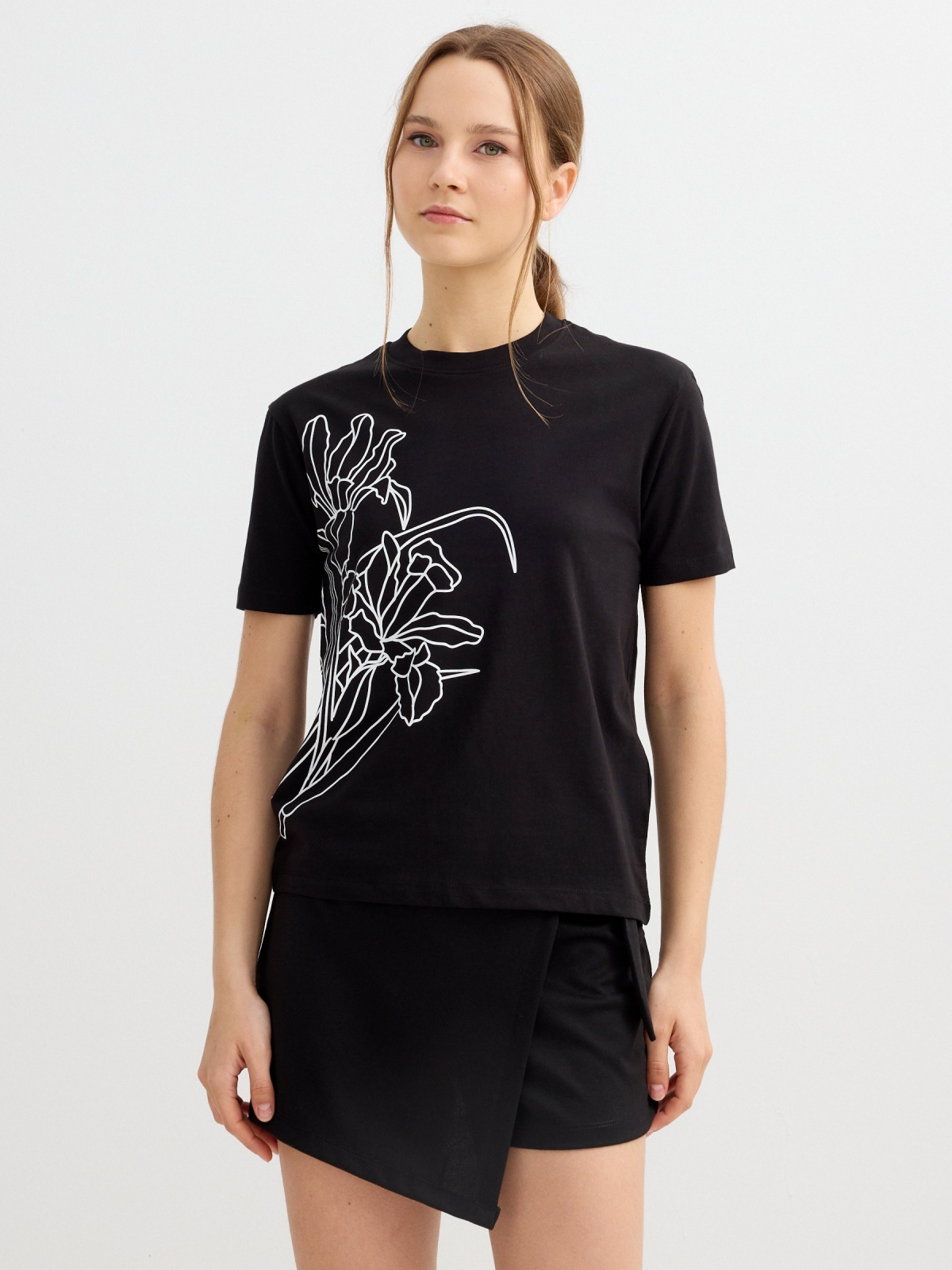 Camiseta flores algodón negro vista media frontal