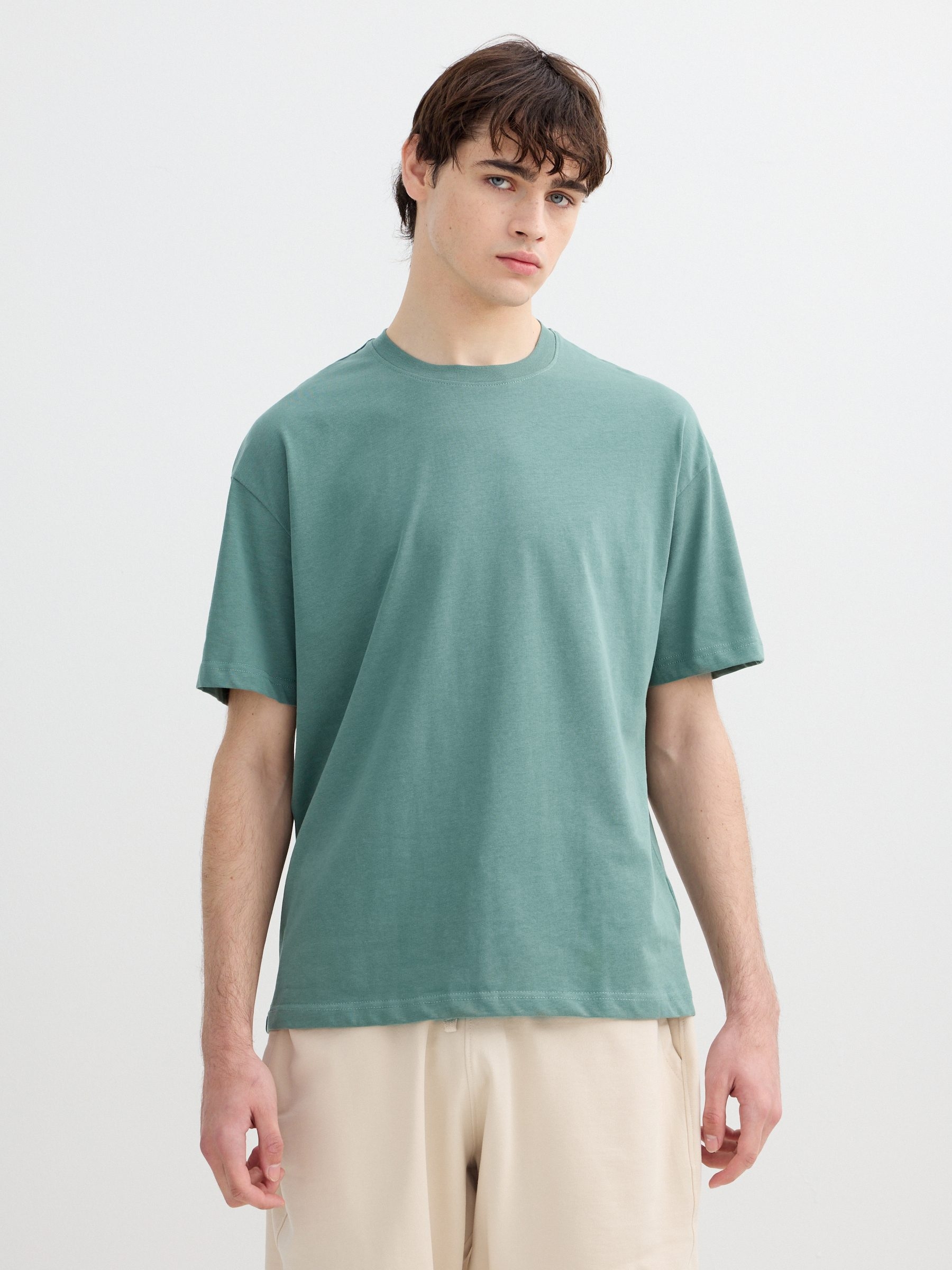 Camiseta lisa de gola redonda verde vista meia frontal