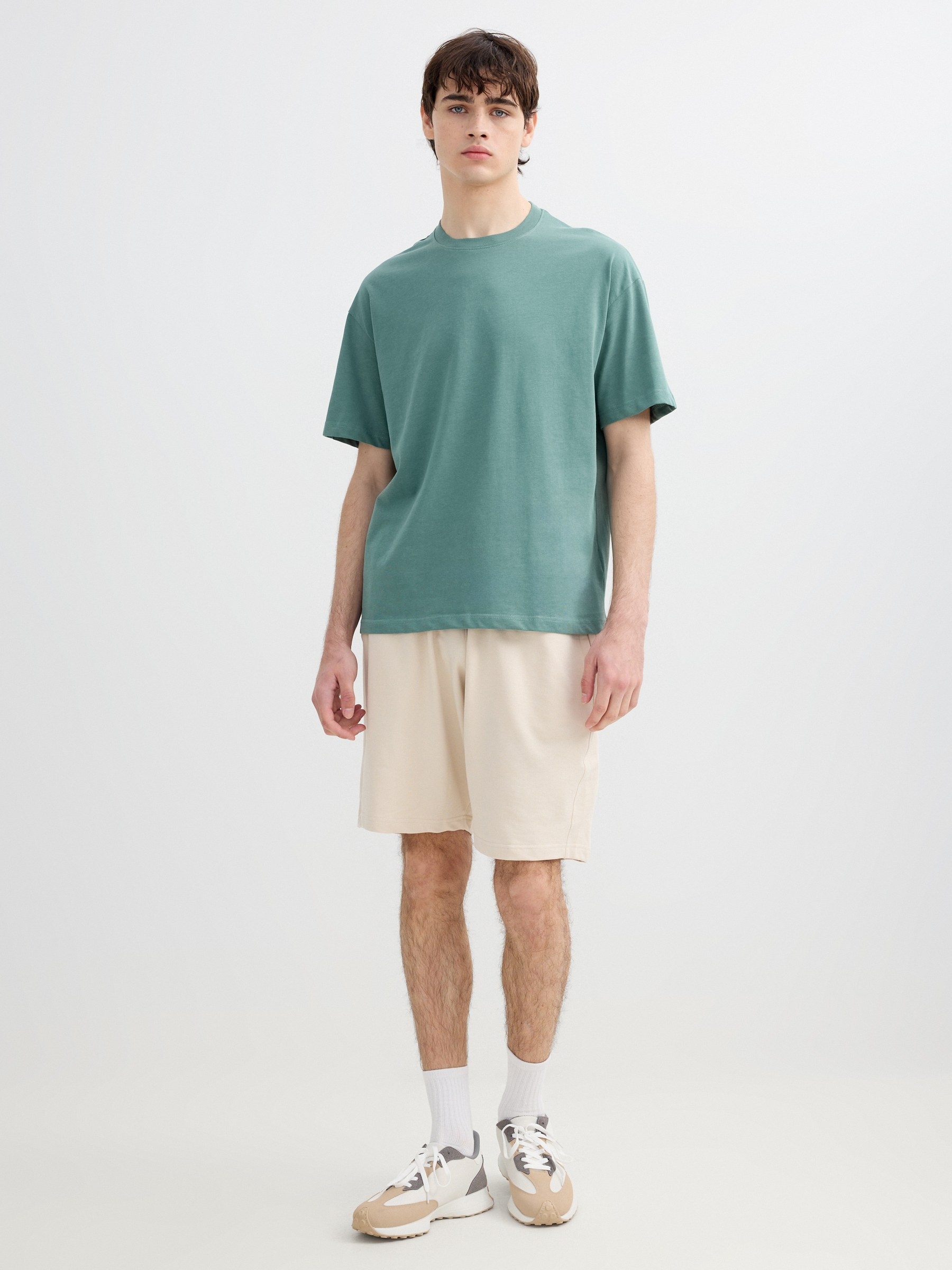 Camiseta lisa de gola redonda verde vista meia frontal
