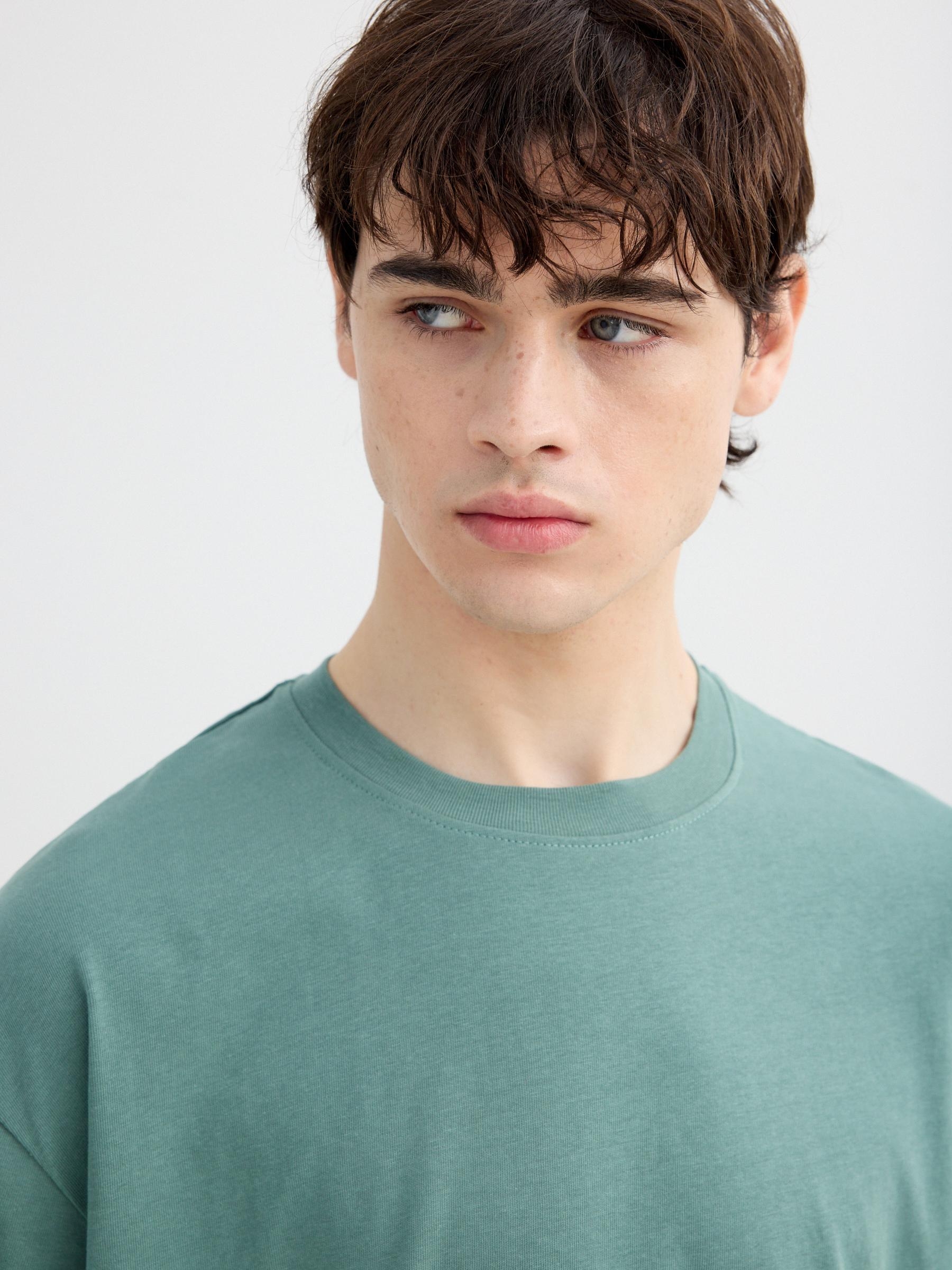 Camiseta lisa de gola redonda verde vista meia frontal
