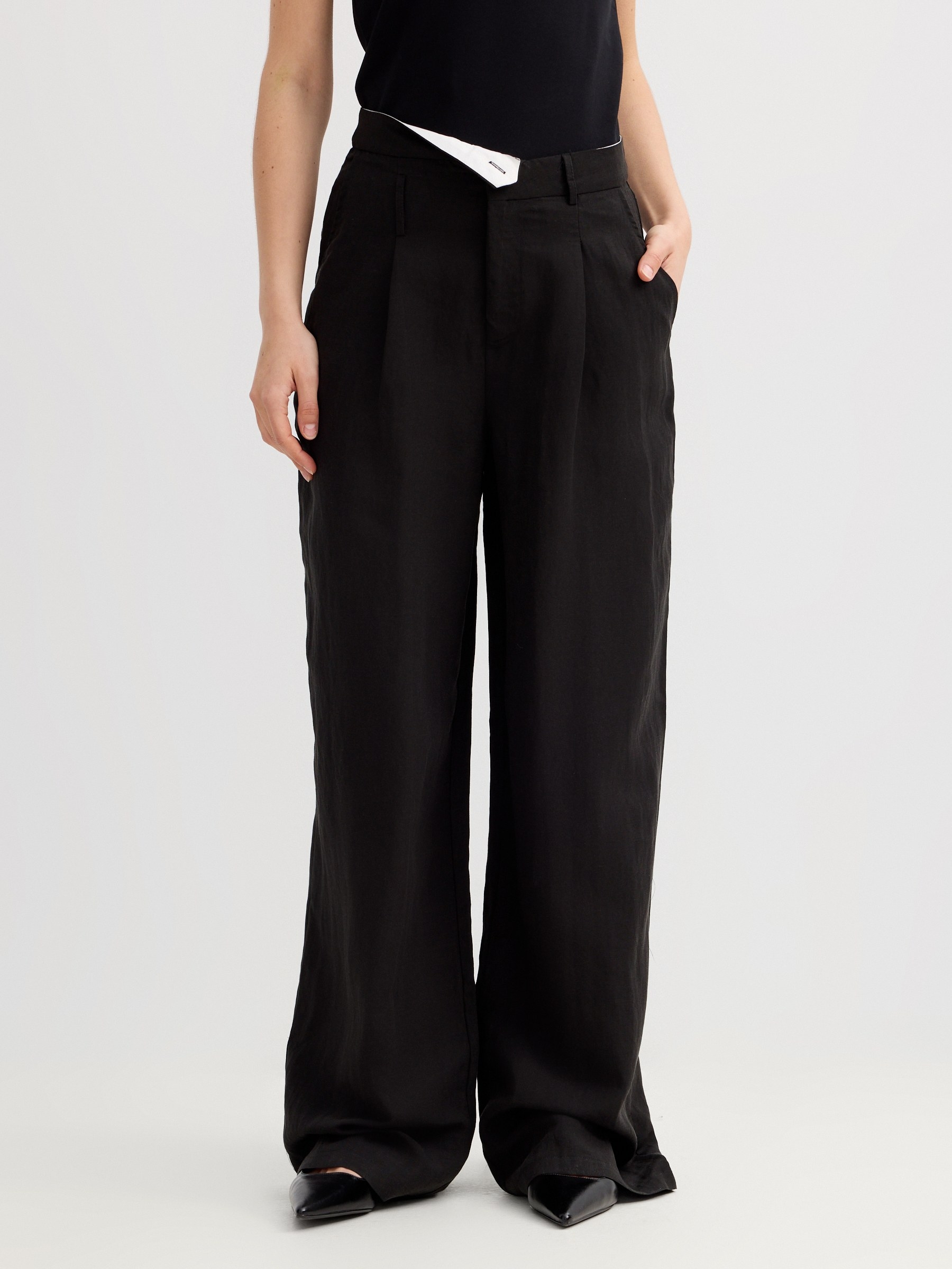 Asymmetric wide-leg pleated pants black front view
