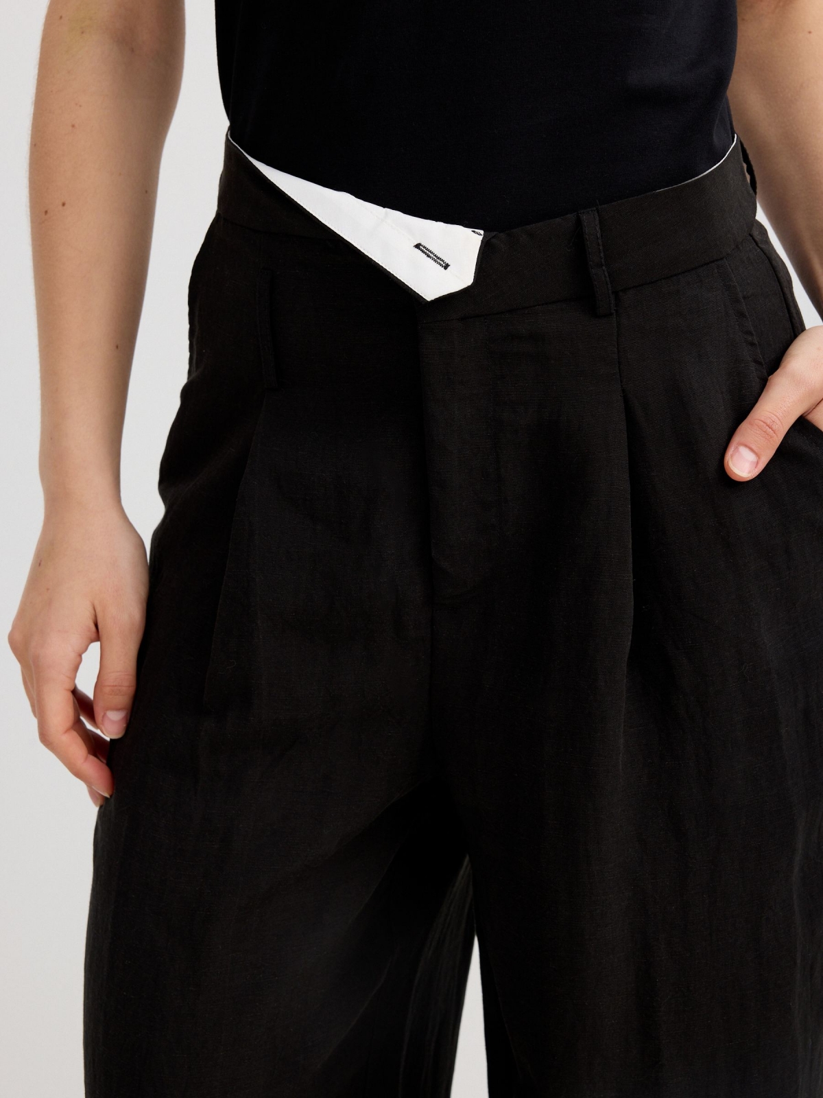 Calça wide leg assimétrica com pregas preto vista detalhe