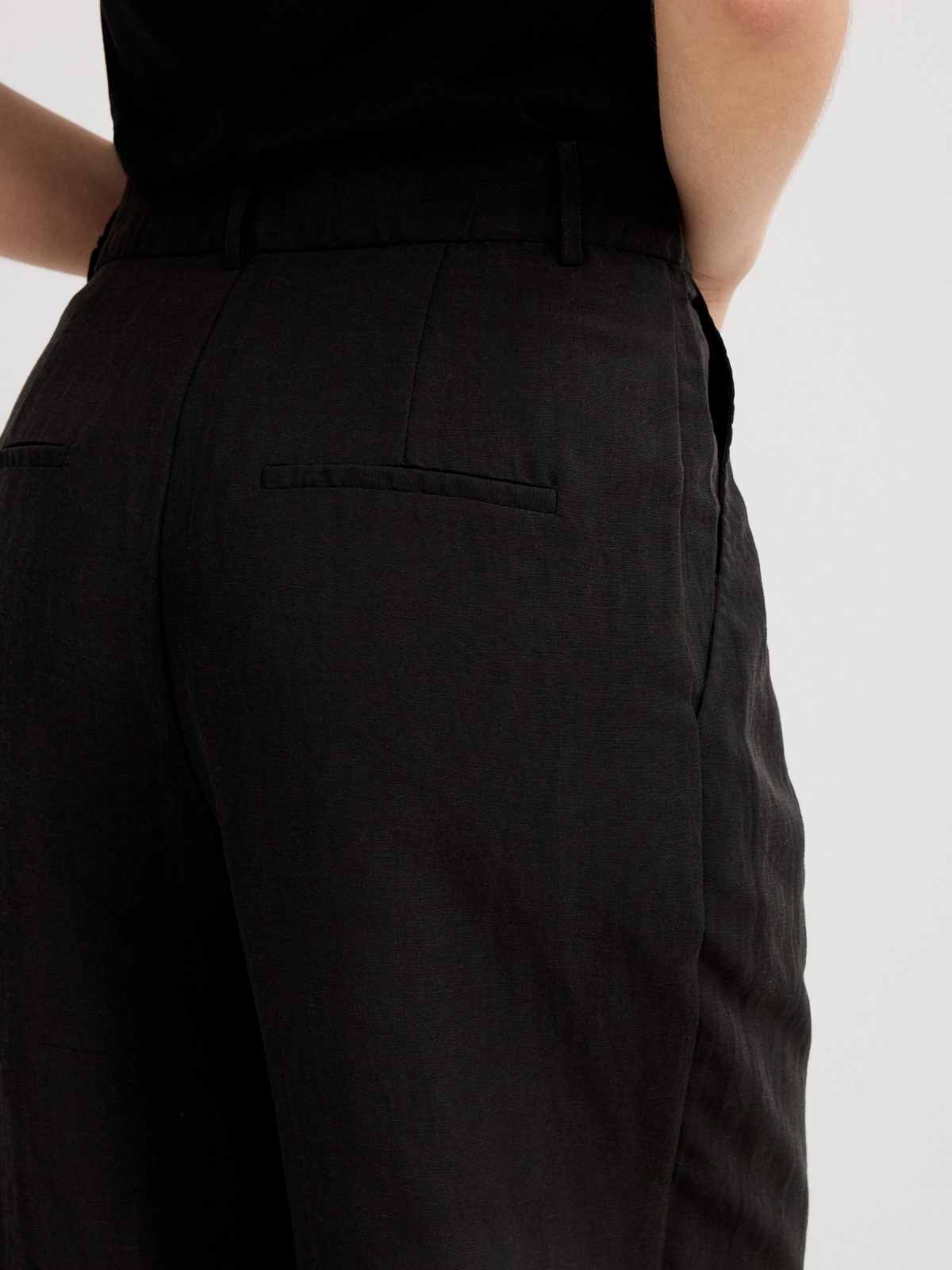 Pantalón pinzas wide leg asimétrico negro vista detalle