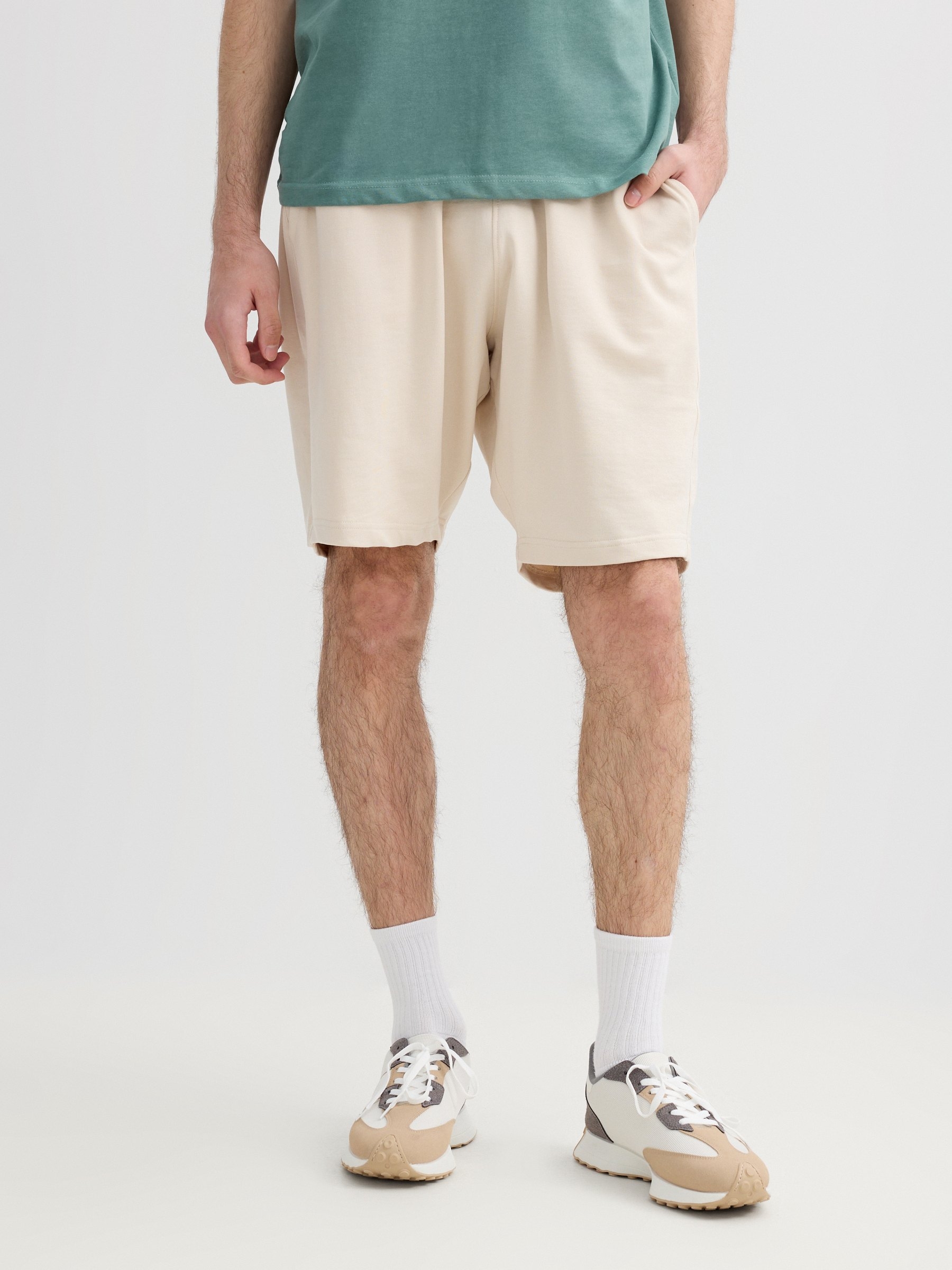 Bermuda jogger de felpa crudo vista media frontal