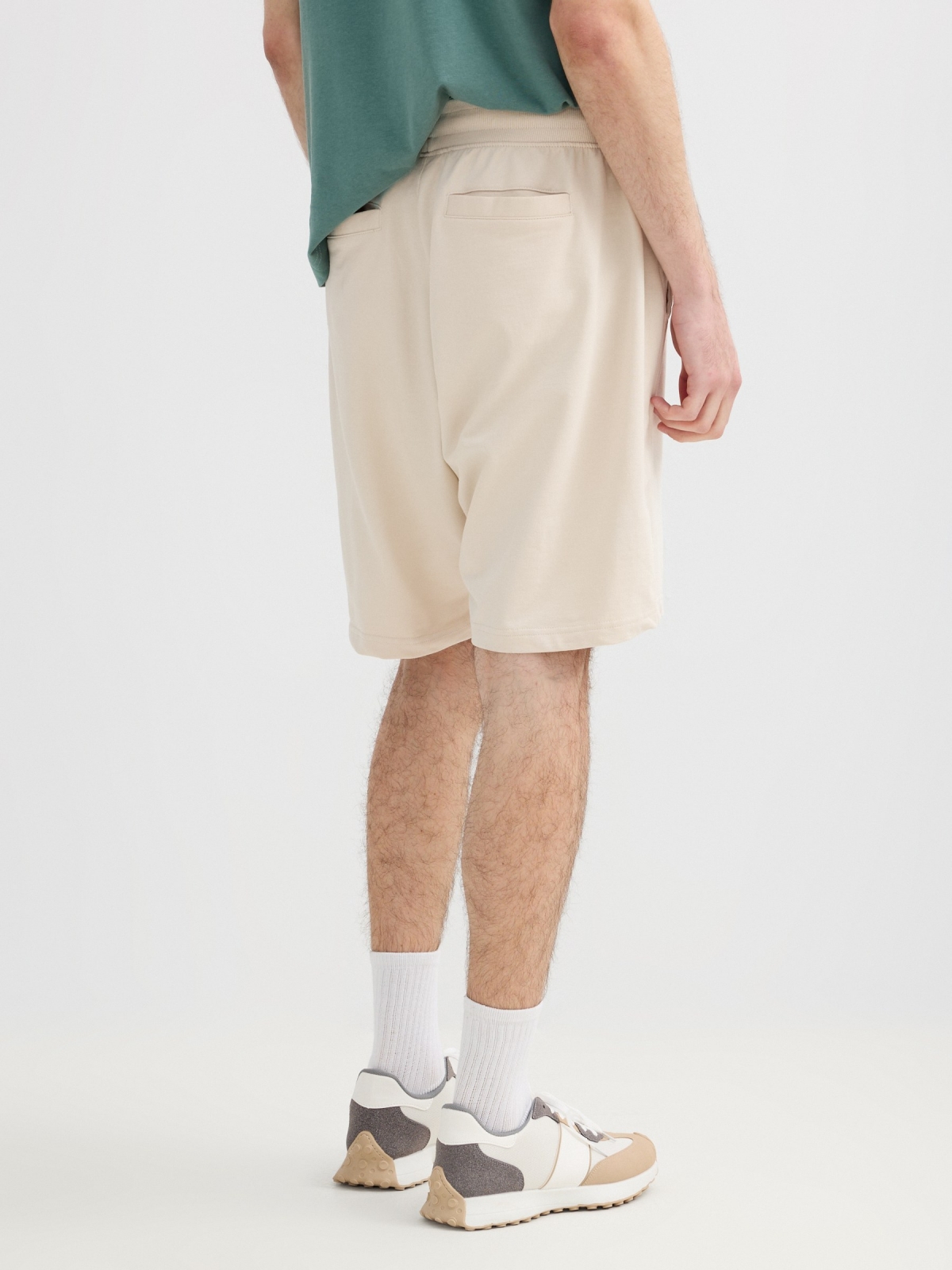 Bermuda jogger de felpa crudo vista general frontal