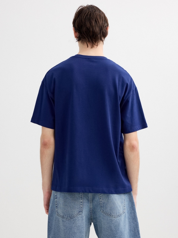 Camiseta lisa de cuello redondo azul vista media trasera