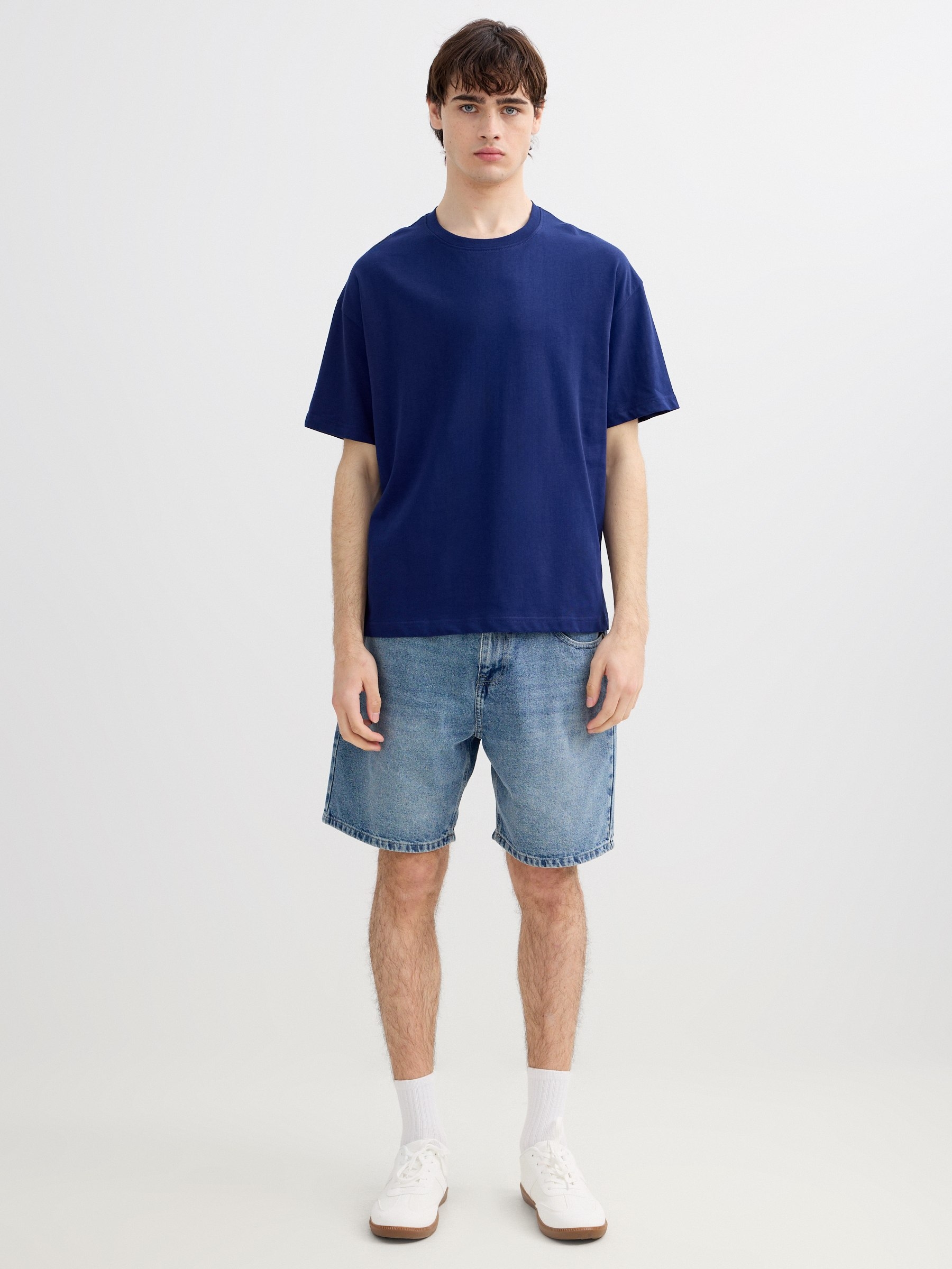 Plain round-neck T-shirt blue middle front view