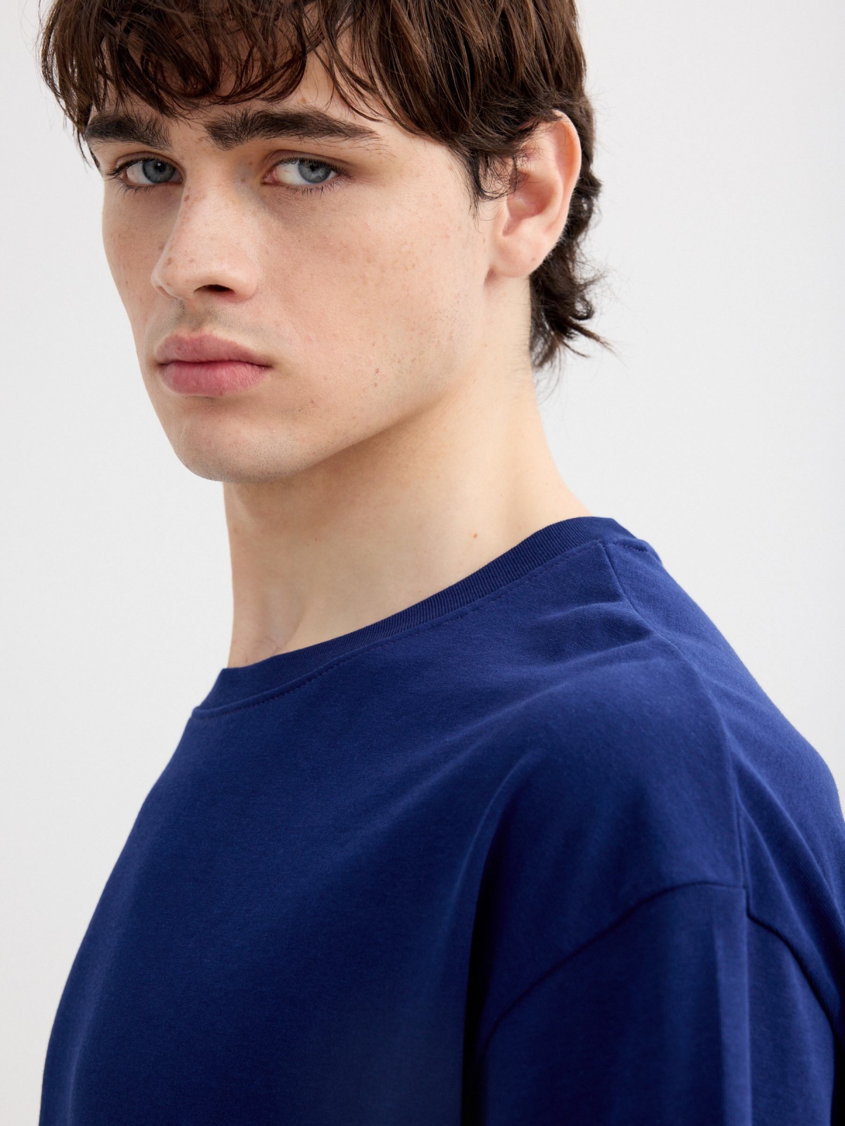 Plain round-neck T-shirt blue detail view