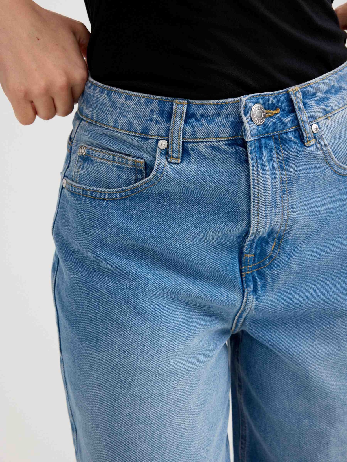 High-waisted denim bermuda shorts blue detail view