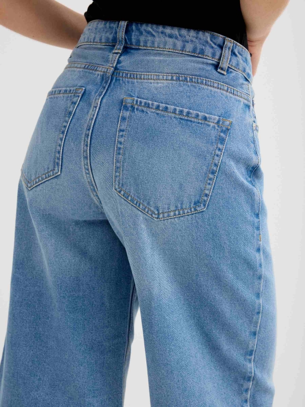 High-waisted denim bermuda shorts blue detail view