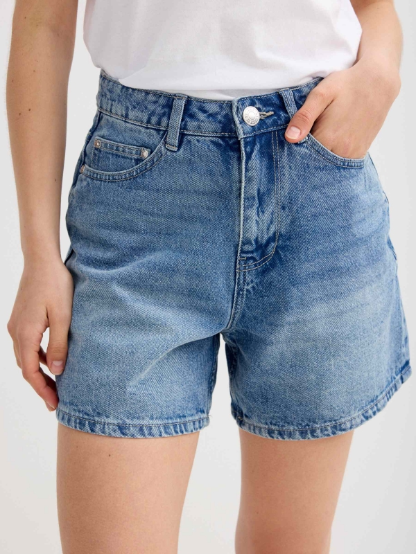 Shorts mom fit de cintura alta azul vista detalhe