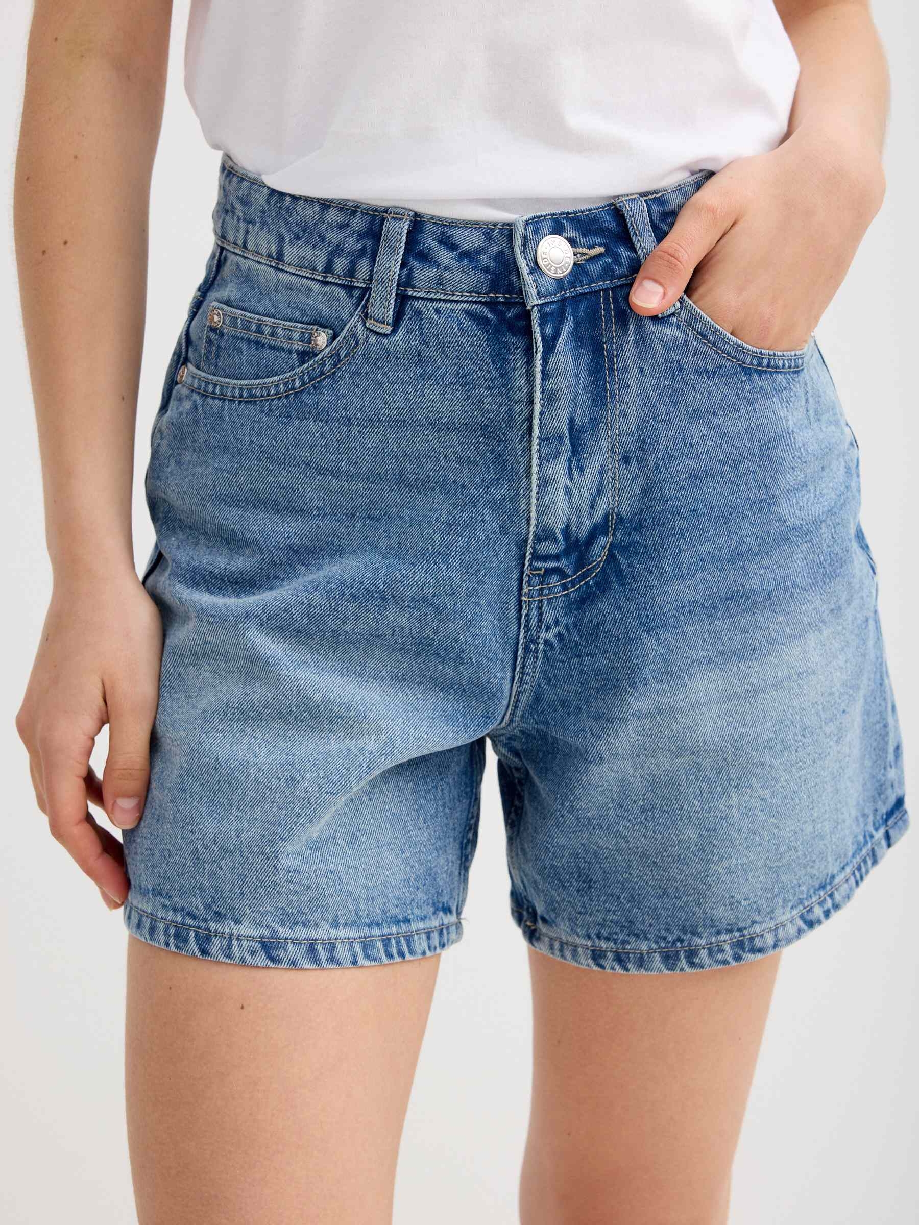 Shorts mom fit de cintura alta azul vista meia frontal