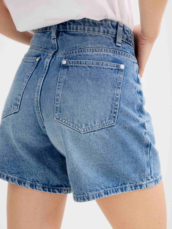 Shorts mom fit tiro alto azul vista detalle