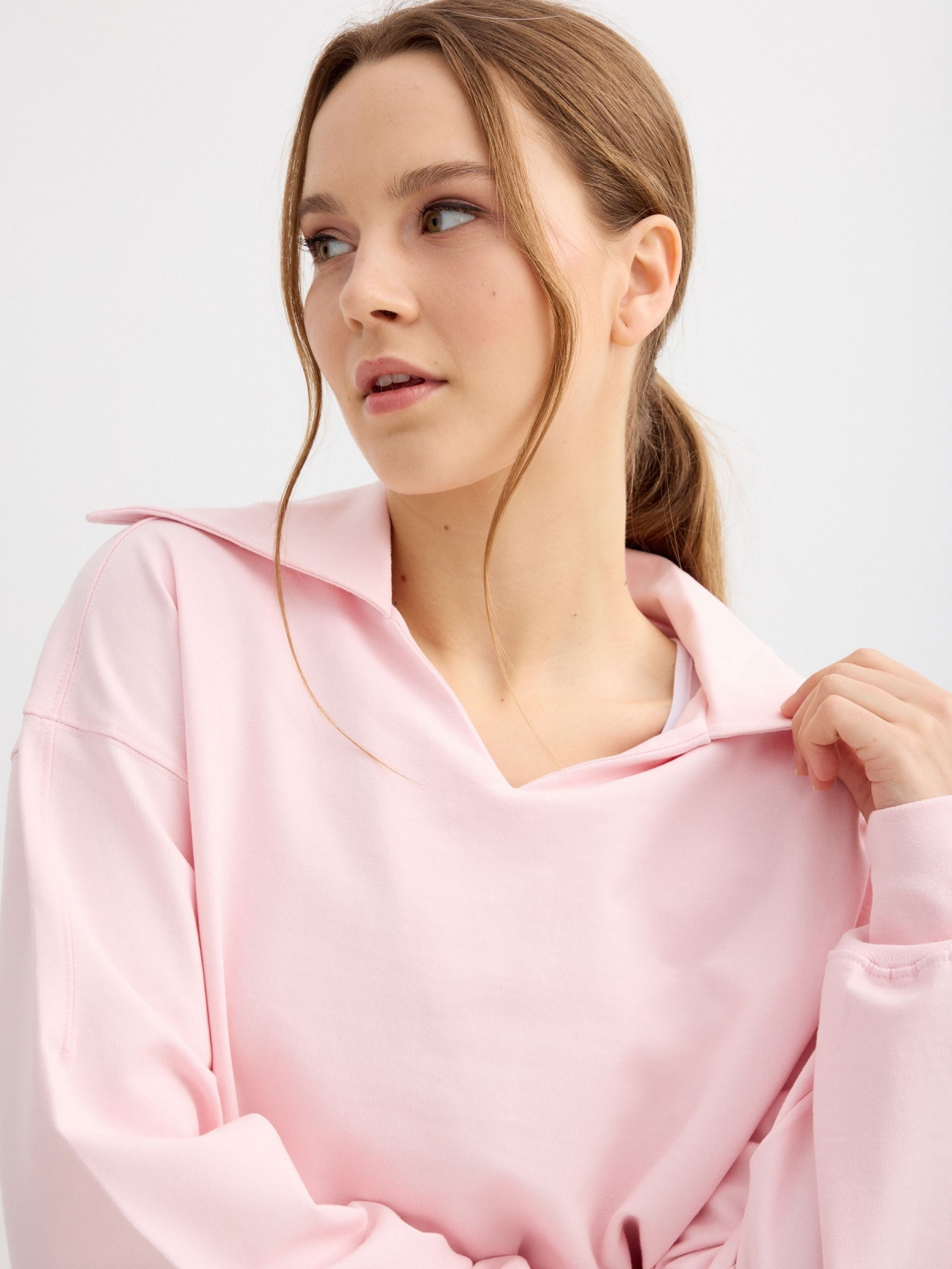 Fleece polo sweatshirt light pink detail view