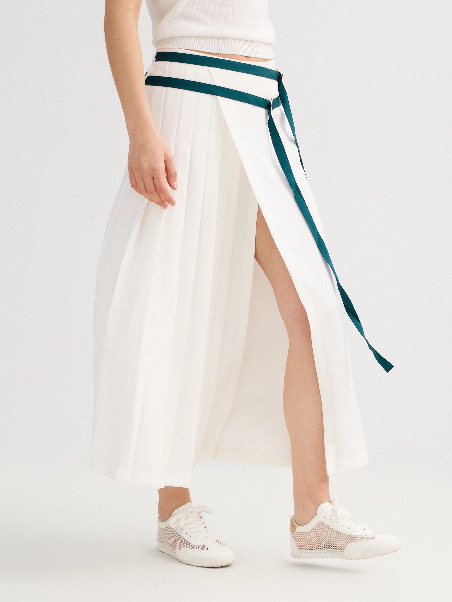 saia midi com pregas off white vista meia frontal