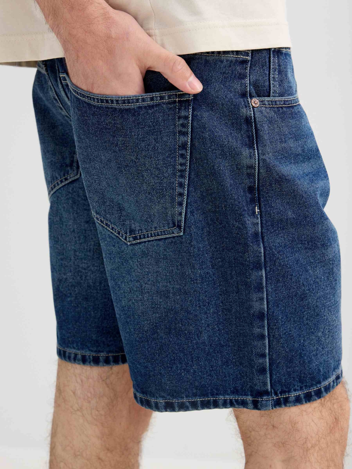 Bermuda jeans regular com cinco bolsos azul vista detalhe